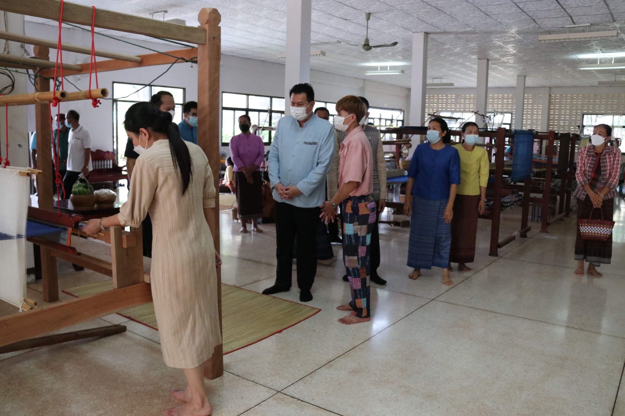 ผู้ว่าราชการจังหวัดนครพนม ควงประธานแม่บ้านมหาดไทยจังหวัดนครพนม สืบสานพระราชปณิธาน “นาหว้าโมเดล” ในโอกาสครบรอบ 50 ปี โครงการศิลปาชีพ
