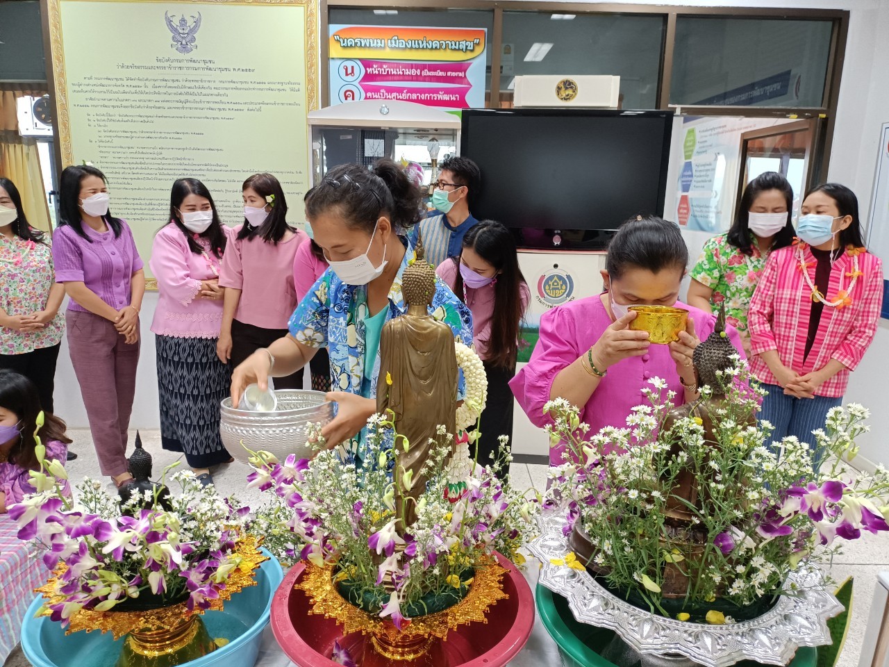 พช.นครพนม ร่วมใจ “รดน้ำขอพร” สืบสานประเพณีสงกรานต์