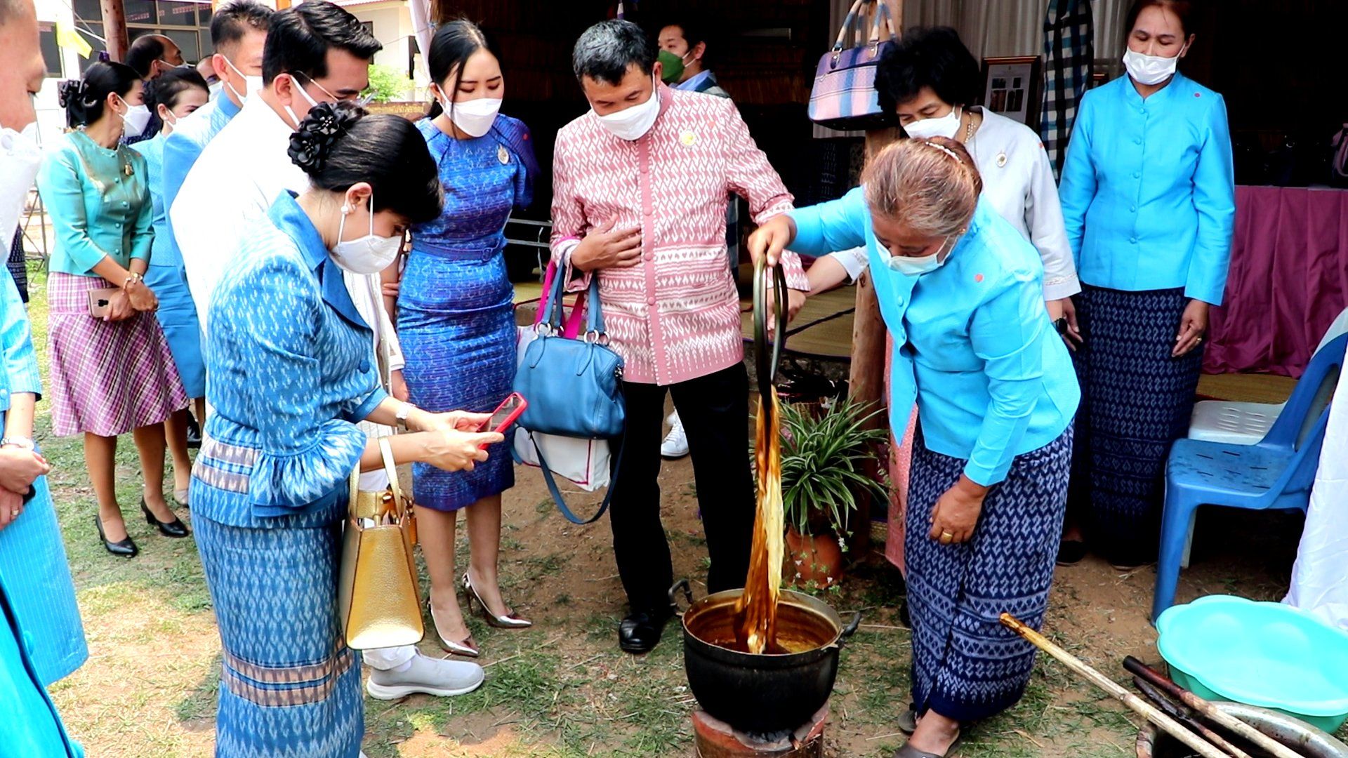 ปลัดกระทรวงมหาดไทย เปิดตัวโครงการสืบสานพระราชปณิธาน “นาหว้าโมเดล” ในโอกาสครบรอบ 50 ปี โครงการศิลปาชีพ เฉลิมพระเกียรติสมเด็จพระนางเจ้าสิริกิติ์ พระบรมราชินีนาถ พระบรมราชชนนีพันปีหลวง ในโอกาสทรงเจริญพระชนมพรรษา ครบ 90 พรรษา และในโอกาสครบรอบ 50 ปี ของศูนย์ศิลปาชีพ