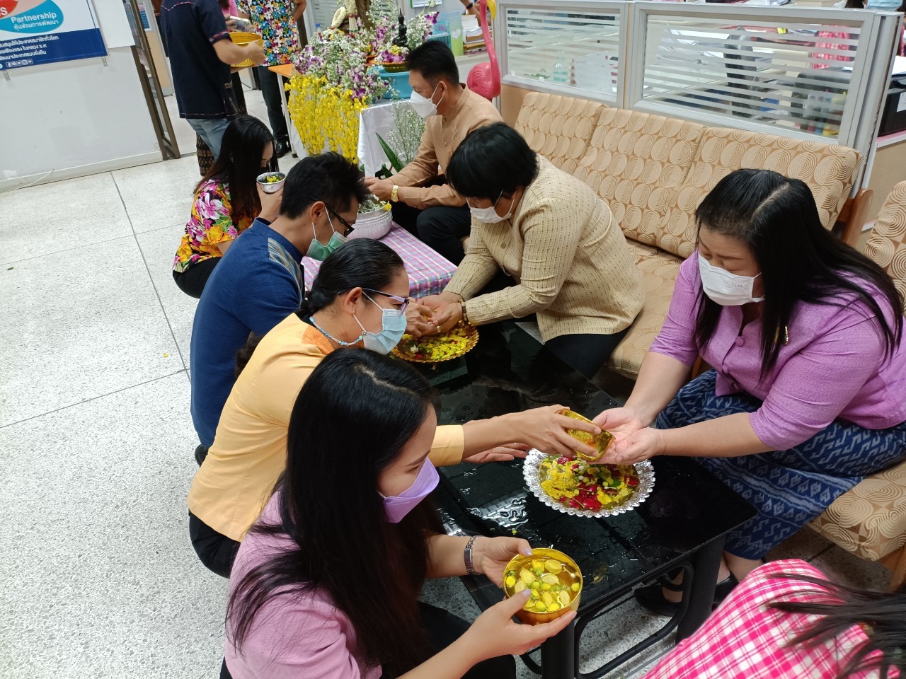 พช.นครพนม ร่วมใจ “รดน้ำขอพร” สืบสานประเพณีสงกรานต์