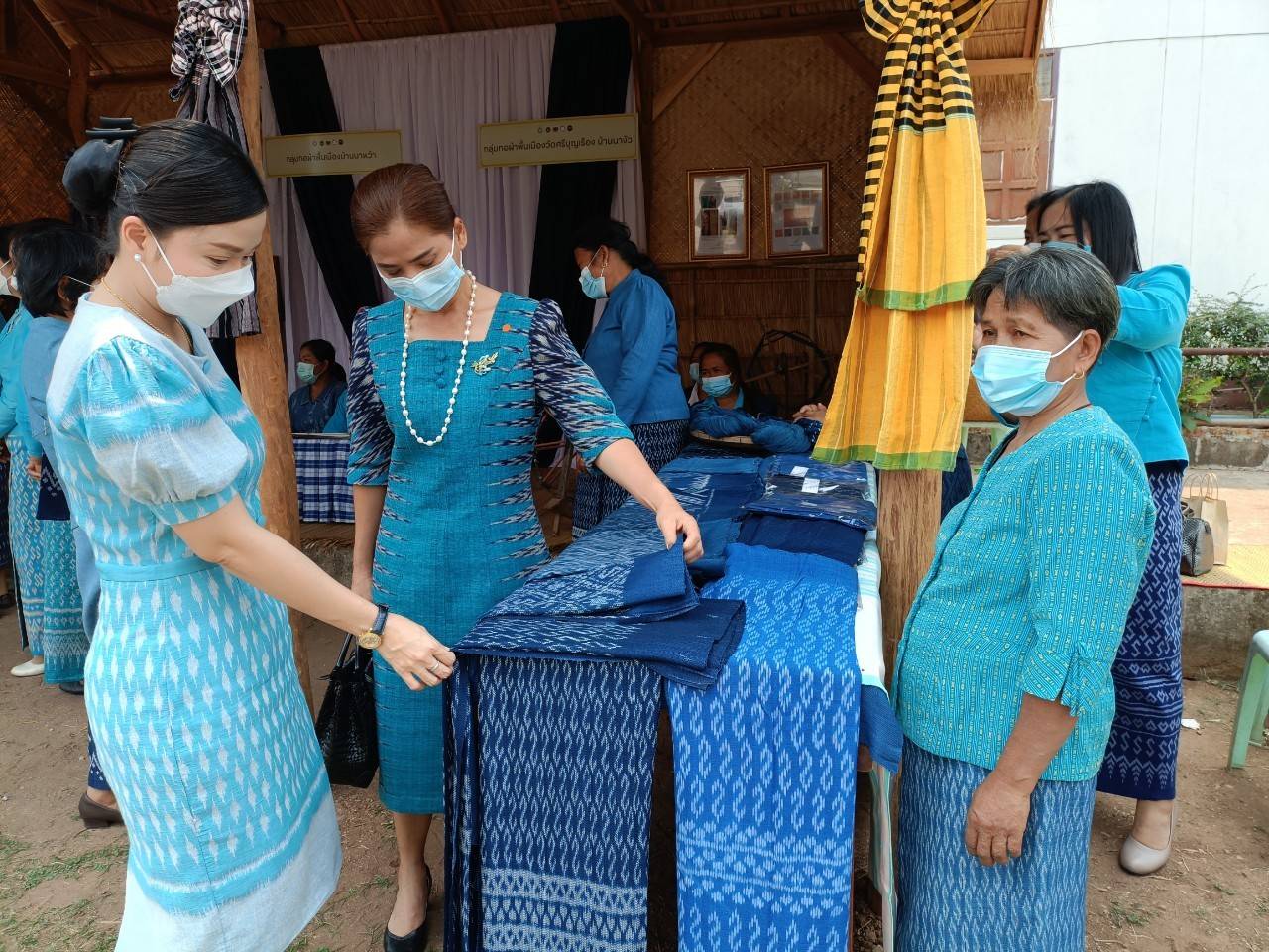 ปลัดกระทรวงมหาดไทย เปิดตัวโครงการสืบสานพระราชปณิธาน “นาหว้าโมเดล” ในโอกาสครบรอบ 50 ปี โครงการศิลปาชีพ เฉลิมพระเกียรติสมเด็จพระนางเจ้าสิริกิติ์ พระบรมราชินีนาถ พระบรมราชชนนีพันปีหลวง ในโอกาสทรงเจริญพระชนมพรรษา ครบ 90 พรรษา และในโอกาสครบรอบ 50 ปี ของศูนย์ศิลปาชีพ