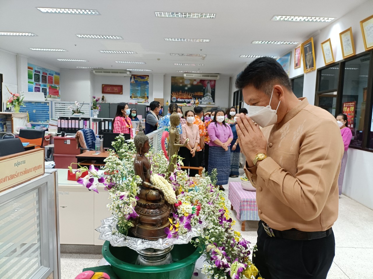 พช.นครพนม ร่วมใจ “รดน้ำขอพร” สืบสานประเพณีสงกรานต์