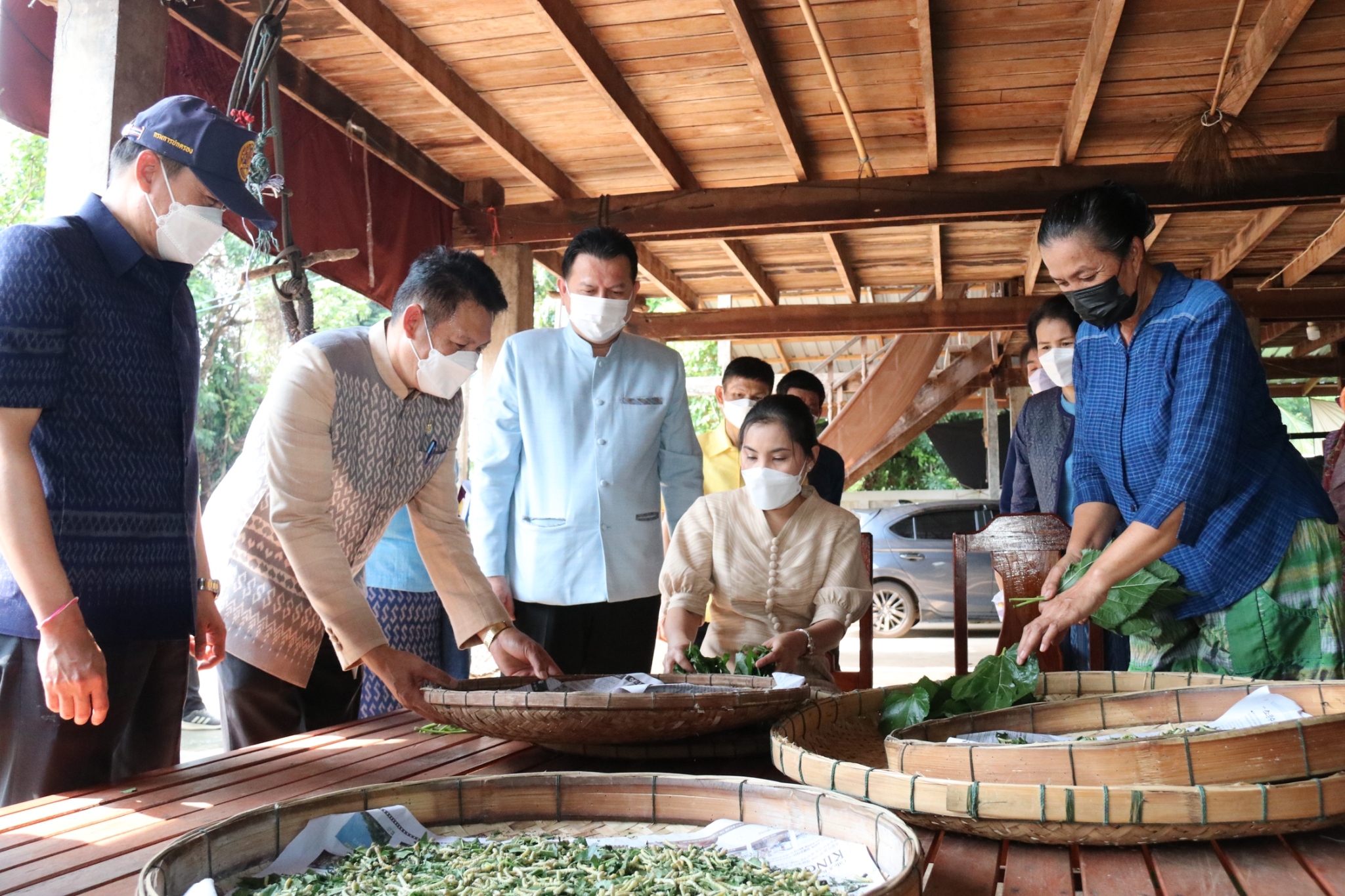 ผู้ว่าราชการจังหวัดนครพนม ควงประธานแม่บ้านมหาดไทยจังหวัดนครพนม สืบสานพระราชปณิธาน “นาหว้าโมเดล” ในโอกาสครบรอบ 50 ปี โครงการศิลปาชีพ