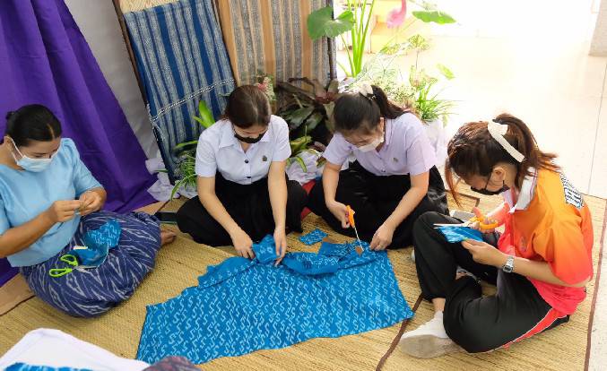 รวมพลังพสกนิกรชาวจังหวัดนครพนม ร้อยดวงใจประดิษฐ์ผีเสื้อจากผ้าไหม ผ้าฝ้าย ผ้าอัตลักษณ์ของจังหวัด เฉลิมพระเกียรติสมเด็จพระนางเจ้าสิริกิติ์ พระบรมราชินีนาถ พระบรมราชชนนีพันปีหลวง เนื่องในโอกาสมหามงคลเฉลิมพระชนมพรรษา 90 พรรษา 12 สิงหาคม 2565