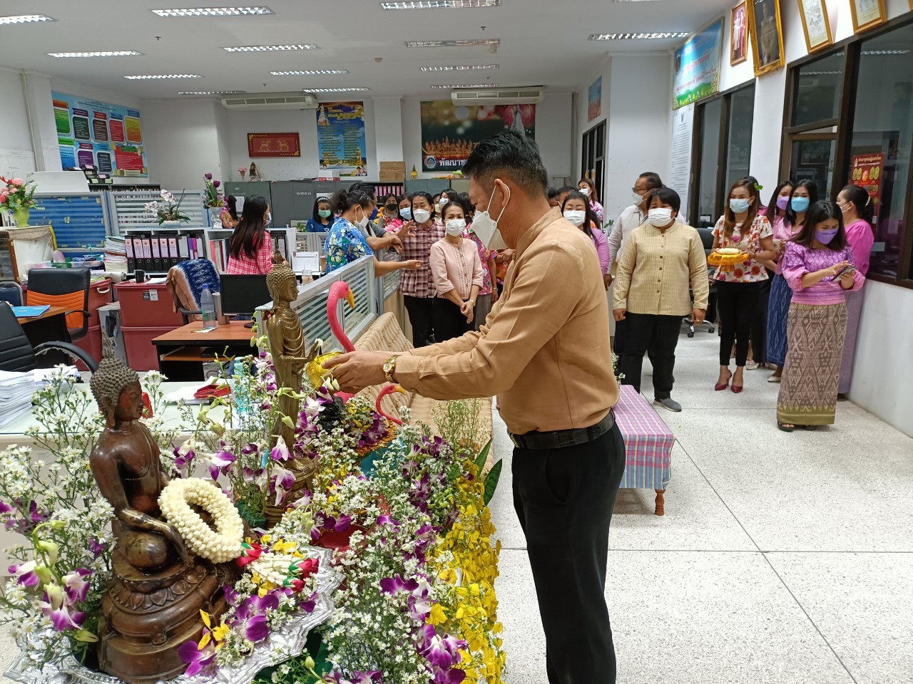 พช.นครพนม ร่วมใจ “รดน้ำขอพร” สืบสานประเพณีสงกรานต์