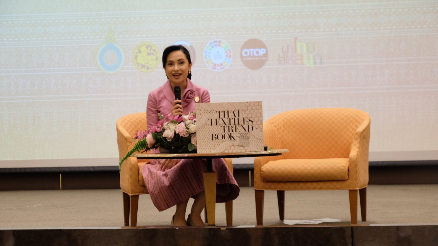 มหาดไทยน้อมนำพระดำริสมเด็จพระเจ้าลูกเธอ เจ้าฟ้าสิริวัณณวรี นารีรัตนราชกัญญา “ผ้าไทยใส่ให้สนุก” (Coaching ผ้าขิดลายนารีรัตนราชกัญญา) พัฒนาศักยภาพผู้ประกอบการผ้าไทยเพื่อสร้างรายได้พัฒนาคุณภาพชีวิตอย่างยั่งยืน