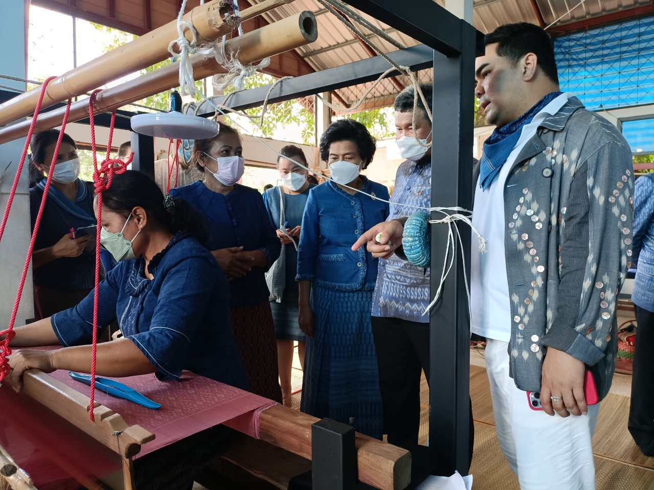 ปลัดกระทรวงมหาดไทย สืบสานพระราชปณิธาน “นาหว้าโมเดล” ในโอกาสครบรอบ 50 ปี โครงการศิลปาชีพ เฉลิมพระเกียรติสมเด็จพระนางเจ้าสิริกิติ์ พระบรมราชินีนาถ พระบรมราชชนนีพันปีหลวง ในโอกาสทรงเจริญพระชนมพรรษา ครบ 90 พรรษา และในโอกาสครบรอบ 50 ปี ของศูนย์ศิลปาชีพ