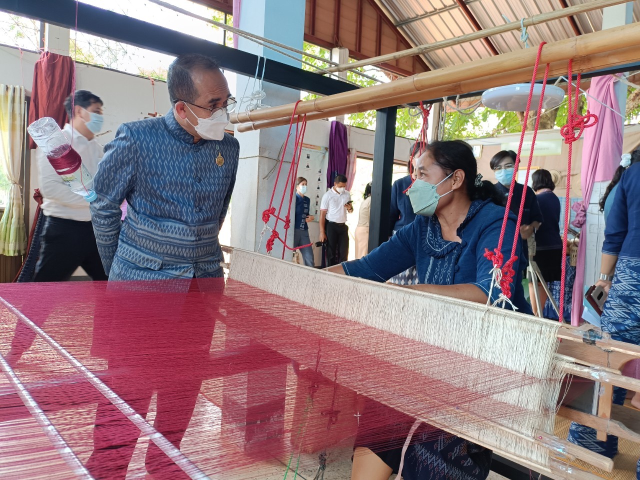 ปลัดกระทรวงมหาดไทย สืบสานพระราชปณิธาน “นาหว้าโมเดล” ในโอกาสครบรอบ 50 ปี โครงการศิลปาชีพ เฉลิมพระเกียรติสมเด็จพระนางเจ้าสิริกิติ์ พระบรมราชินีนาถ พระบรมราชชนนีพันปีหลวง ในโอกาสทรงเจริญพระชนมพรรษา ครบ 90 พรรษา และในโอกาสครบรอบ 50 ปี ของศูนย์ศิลปาชีพ