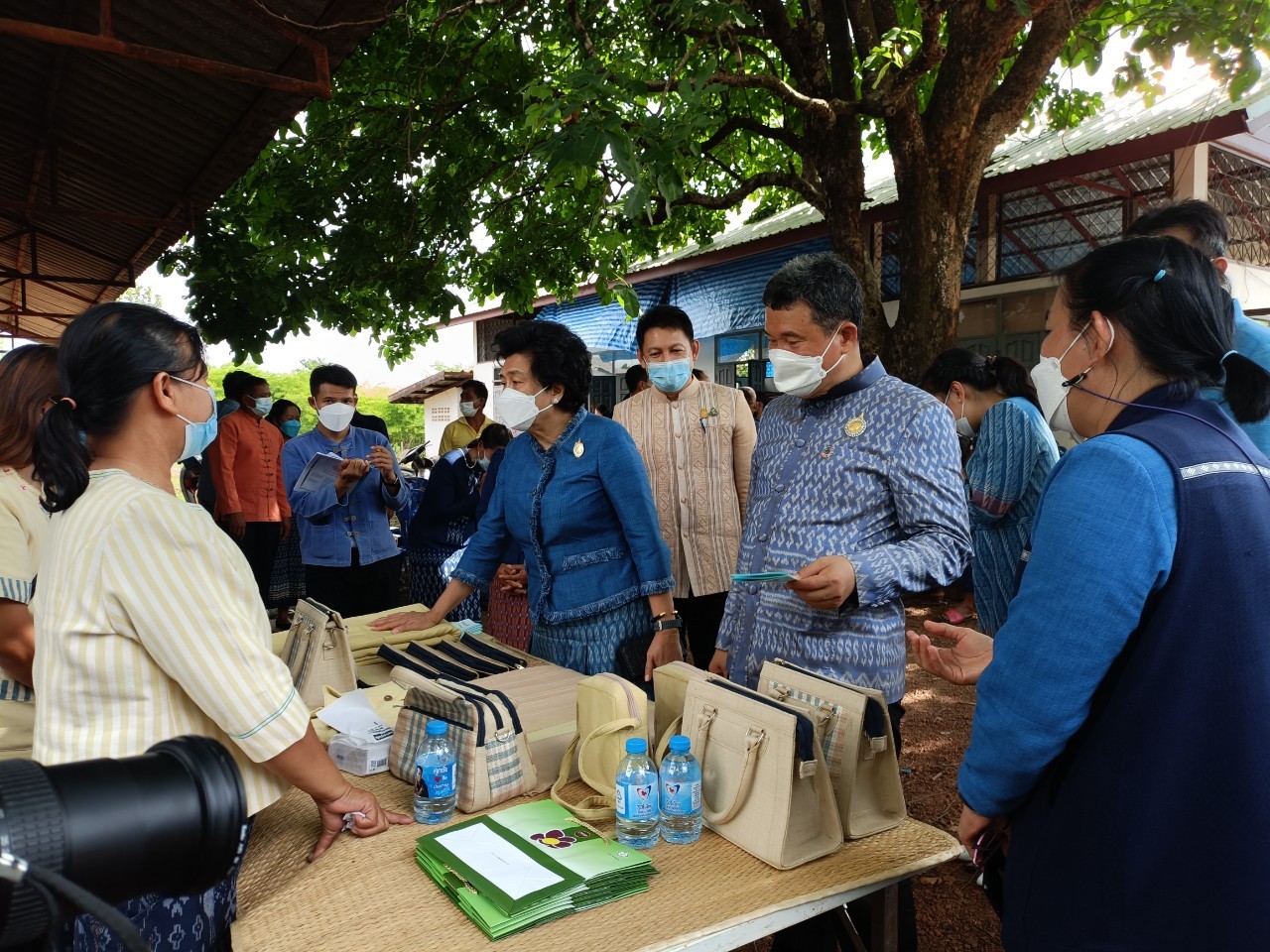 ปลัดกระทรวงมหาดไทย สืบสานพระราชปณิธาน “นาหว้าโมเดล” ในโอกาสครบรอบ 50 ปี โครงการศิลปาชีพ เฉลิมพระเกียรติสมเด็จพระนางเจ้าสิริกิติ์ พระบรมราชินีนาถ พระบรมราชชนนีพันปีหลวง ในโอกาสทรงเจริญพระชนมพรรษา ครบ 90 พรรษา และในโอกาสครบรอบ 50 ปี ของศูนย์ศิลปาชีพ