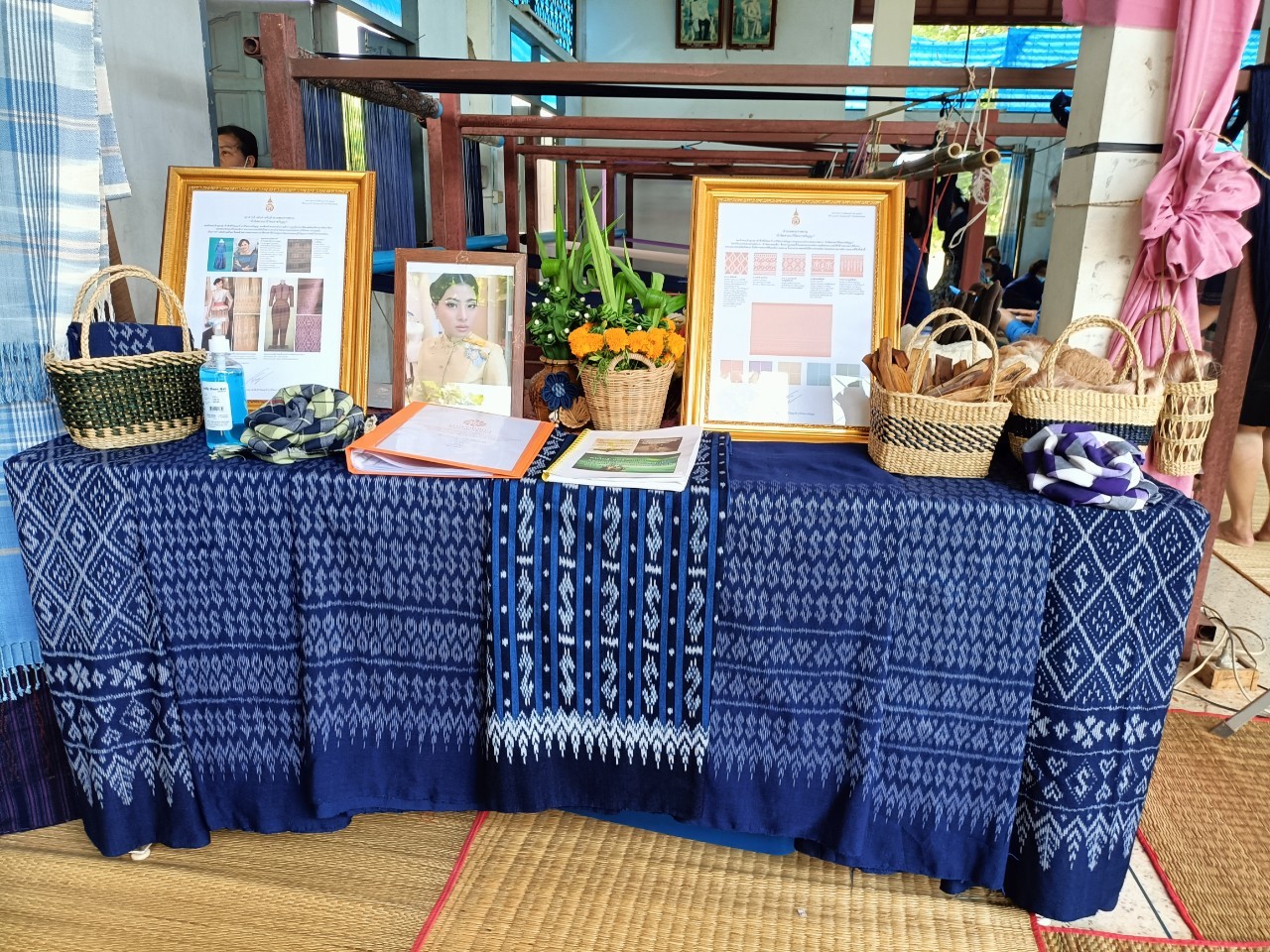 ปลัดกระทรวงมหาดไทย สืบสานพระราชปณิธาน “นาหว้าโมเดล” ในโอกาสครบรอบ 50 ปี โครงการศิลปาชีพ เฉลิมพระเกียรติสมเด็จพระนางเจ้าสิริกิติ์ พระบรมราชินีนาถ พระบรมราชชนนีพันปีหลวง ในโอกาสทรงเจริญพระชนมพรรษา ครบ 90 พรรษา และในโอกาสครบรอบ 50 ปี ของศูนย์ศิลปาชีพ