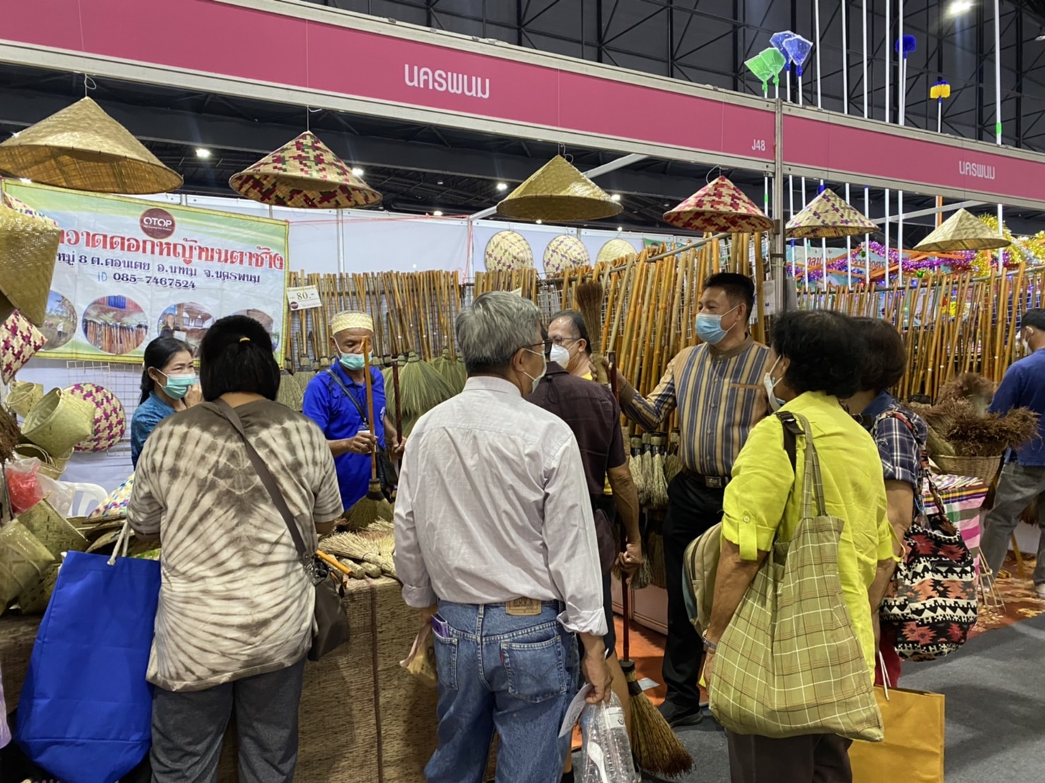 นครพนม ยกทัพผลิตภัณฑ์ OTOP 3 -5 ดาว ร่วมจำหน่ายในงาน OTOP Midyear 2022 “สุขช้อป สุขใจ สุขทั่วไทยรวมไว้ในที่เดียว”