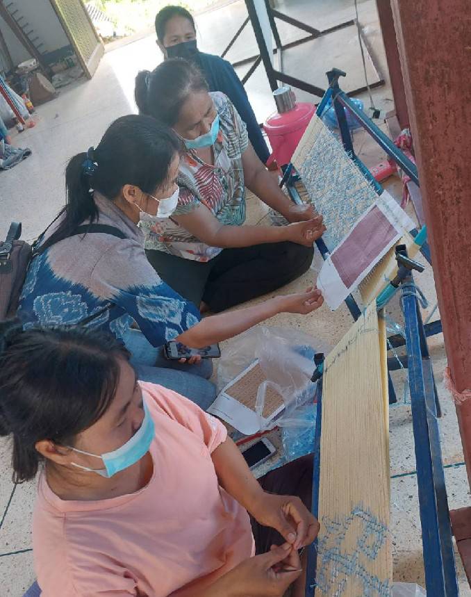 นครพนม ติดตามโครงการสืบสานพระราชปณิธาน “นาหว้าโมเดล” ในโอกาสครบรอบ 50 ปี โครงการศิลปาชีพ และเร่งการสมัครประกวดลายผ้าพระราชทาน “ผ้าขิดลายนารีรัตนราชกัญญา”