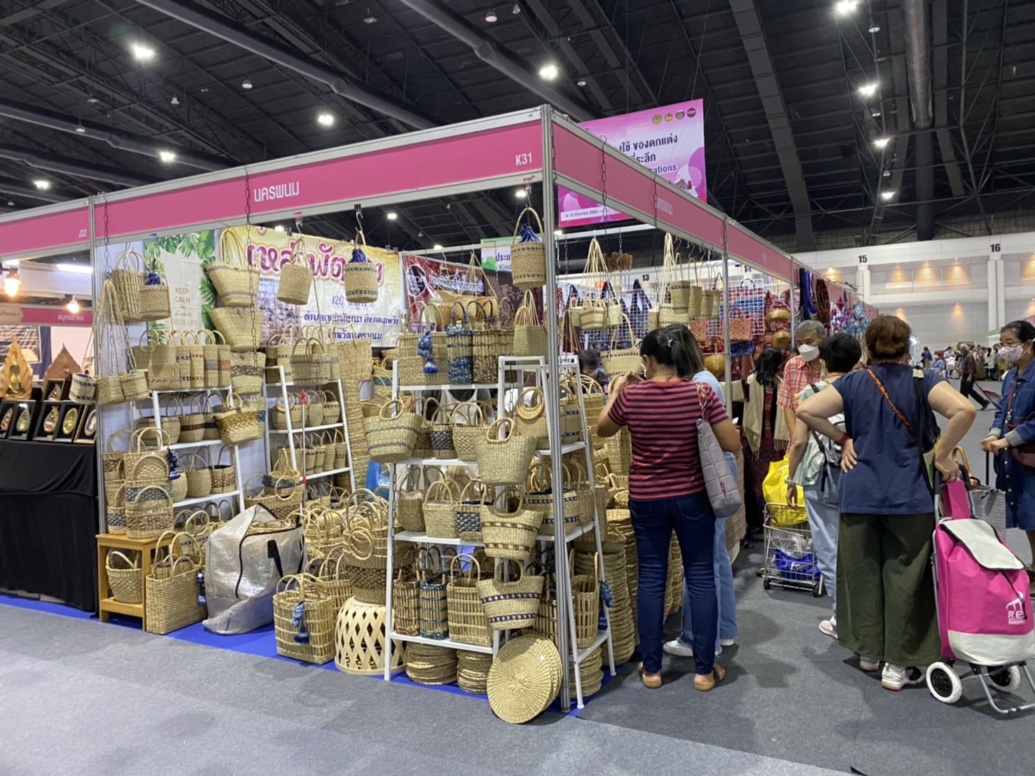 นครพนม ยกทัพผลิตภัณฑ์ OTOP 3 -5 ดาว ร่วมจำหน่ายในงาน OTOP Midyear 2022 “สุขช้อป สุขใจ สุขทั่วไทยรวมไว้ในที่เดียว”