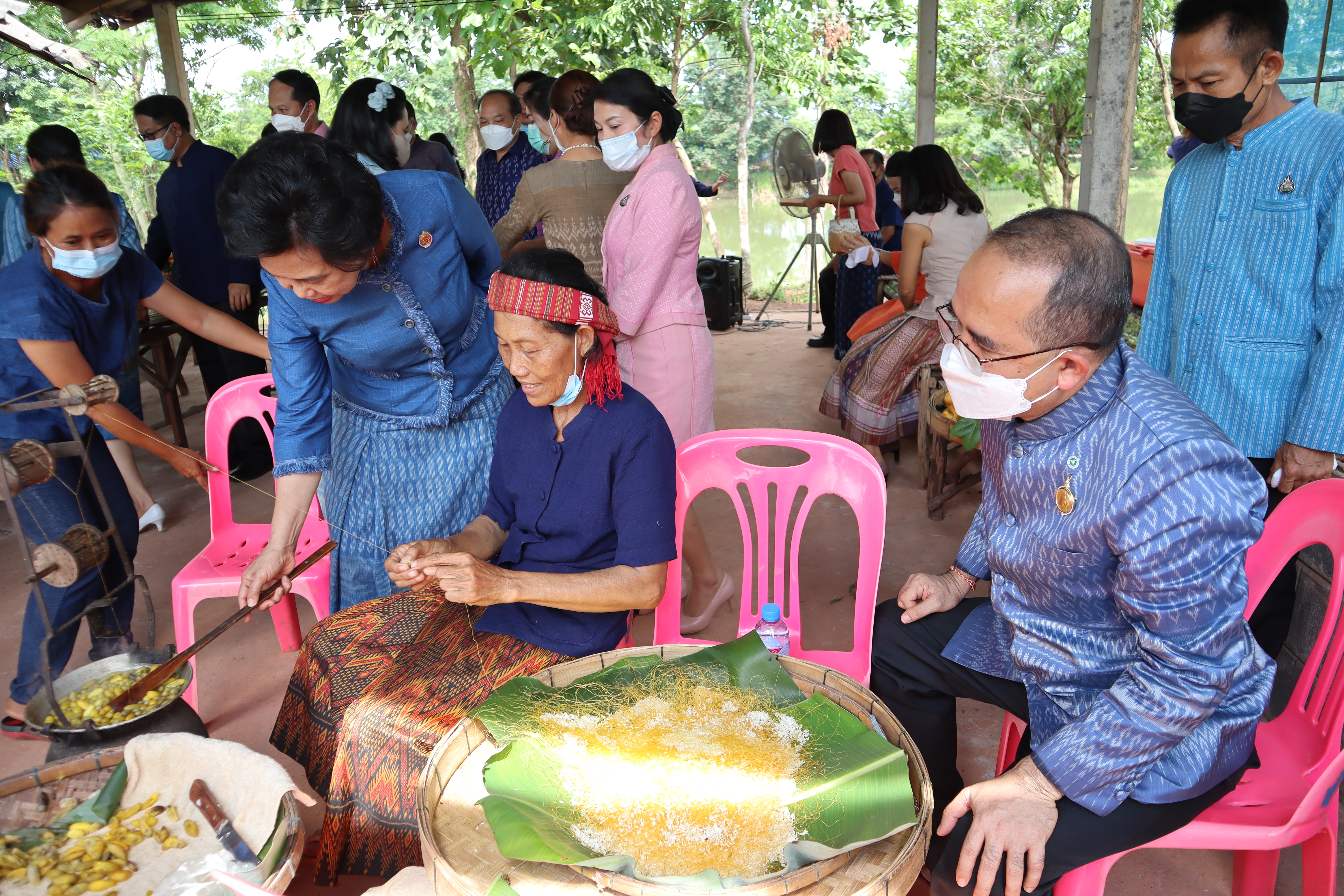 ปลัดกระทรวงมหาดไทย สืบสานพระราชปณิธาน “นาหว้าโมเดล” ในโอกาสครบรอบ 50 ปี โครงการศิลปาชีพ เฉลิมพระเกียรติสมเด็จพระนางเจ้าสิริกิติ์ พระบรมราชินีนาถ พระบรมราชชนนีพันปีหลวง ในโอกาสทรงเจริญพระชนมพรรษา ครบ 90 พรรษา และในโอกาสครบรอบ 50 ปี ของศูนย์ศิลปาชีพ