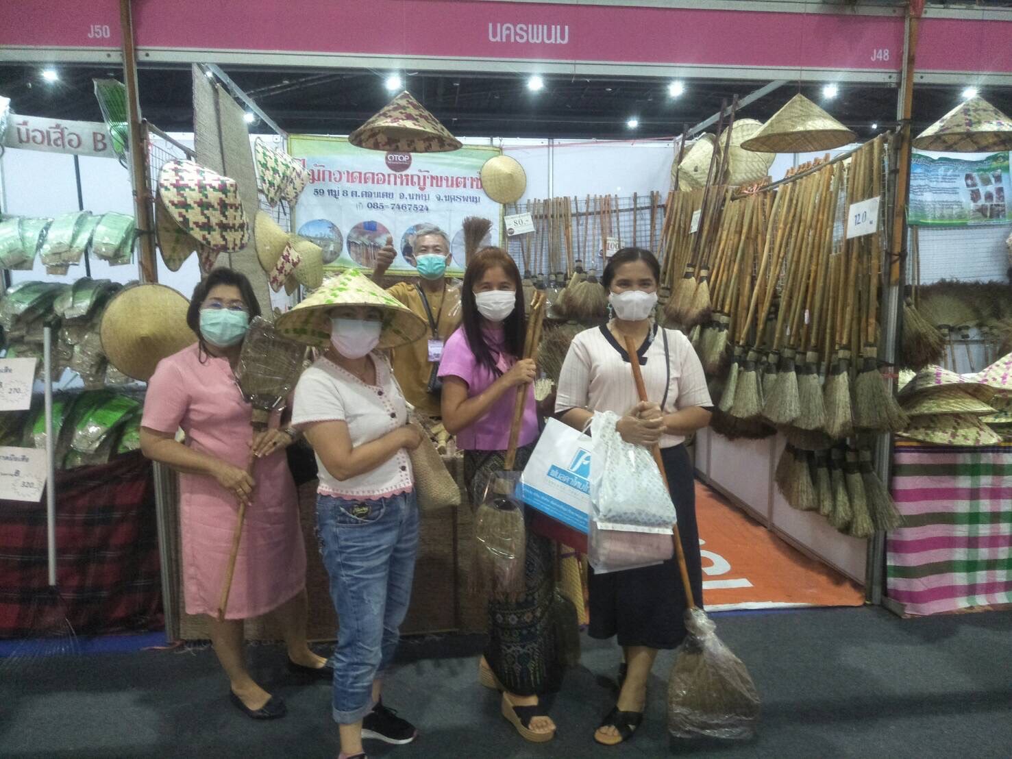 นครพนม ยกทัพผลิตภัณฑ์ OTOP 3 -5 ดาว ร่วมจำหน่ายในงาน OTOP Midyear 2022 “สุขช้อป สุขใจ สุขทั่วไทยรวมไว้ในที่เดียว”
