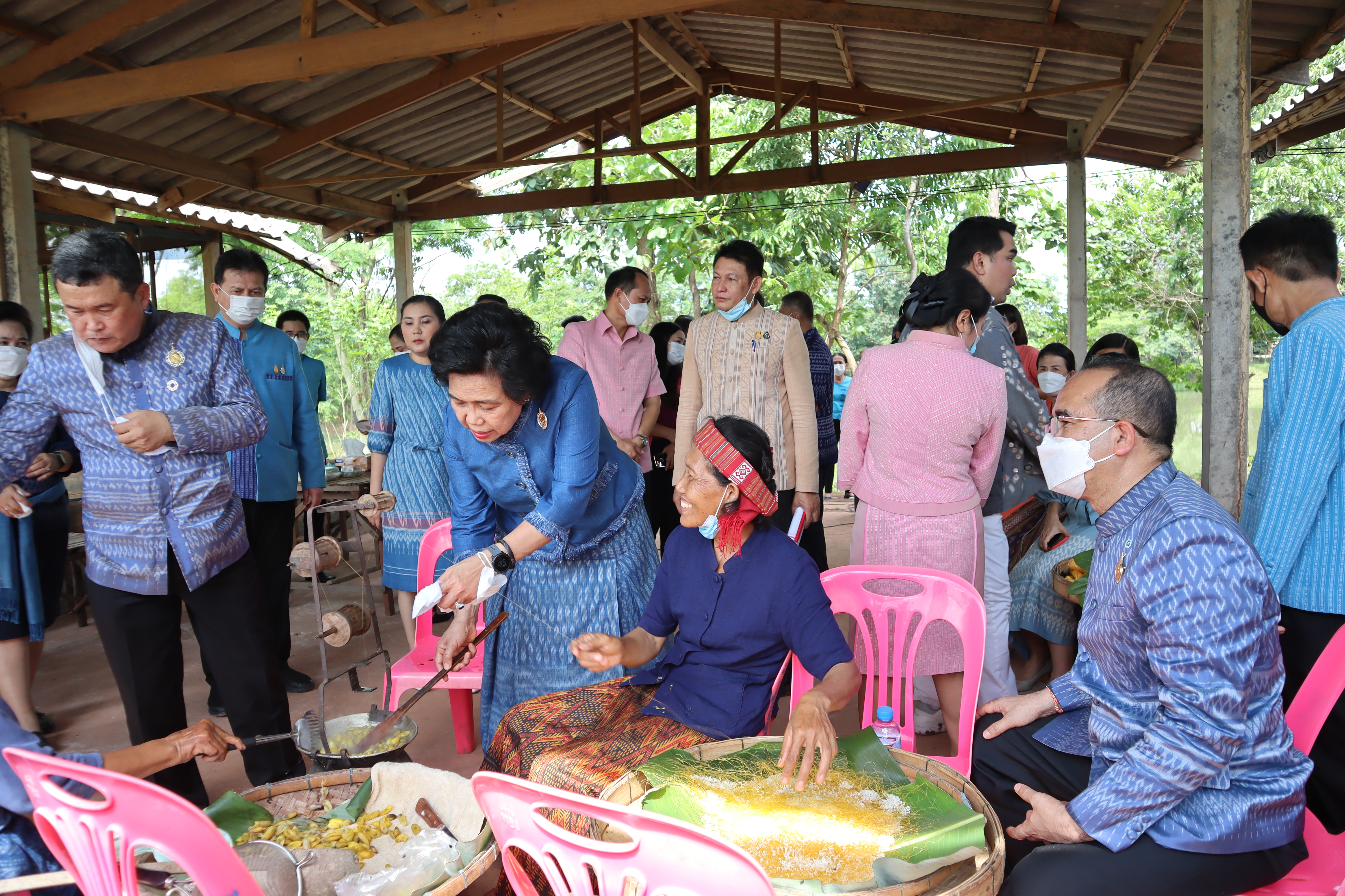 ปลัดกระทรวงมหาดไทย สืบสานพระราชปณิธาน “นาหว้าโมเดล” ในโอกาสครบรอบ 50 ปี โครงการศิลปาชีพ เฉลิมพระเกียรติสมเด็จพระนางเจ้าสิริกิติ์ พระบรมราชินีนาถ พระบรมราชชนนีพันปีหลวง ในโอกาสทรงเจริญพระชนมพรรษา ครบ 90 พรรษา และในโอกาสครบรอบ 50 ปี ของศูนย์ศิลปาชีพ