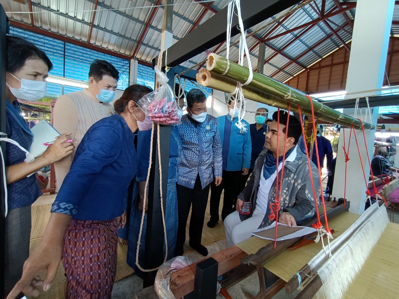ปลัดกระทรวงมหาดไทย สืบสานพระราชปณิธาน “นาหว้าโมเดล” ในโอกาสครบรอบ 50 ปี โครงการศิลปาชีพ เฉลิมพระเกียรติสมเด็จพระนางเจ้าสิริกิติ์ พระบรมราชินีนาถ พระบรมราชชนนีพันปีหลวง ในโอกาสทรงเจริญพระชนมพรรษา ครบ 90 พรรษา และในโอกาสครบรอบ 50 ปี ของศูนย์ศิลปาชีพ