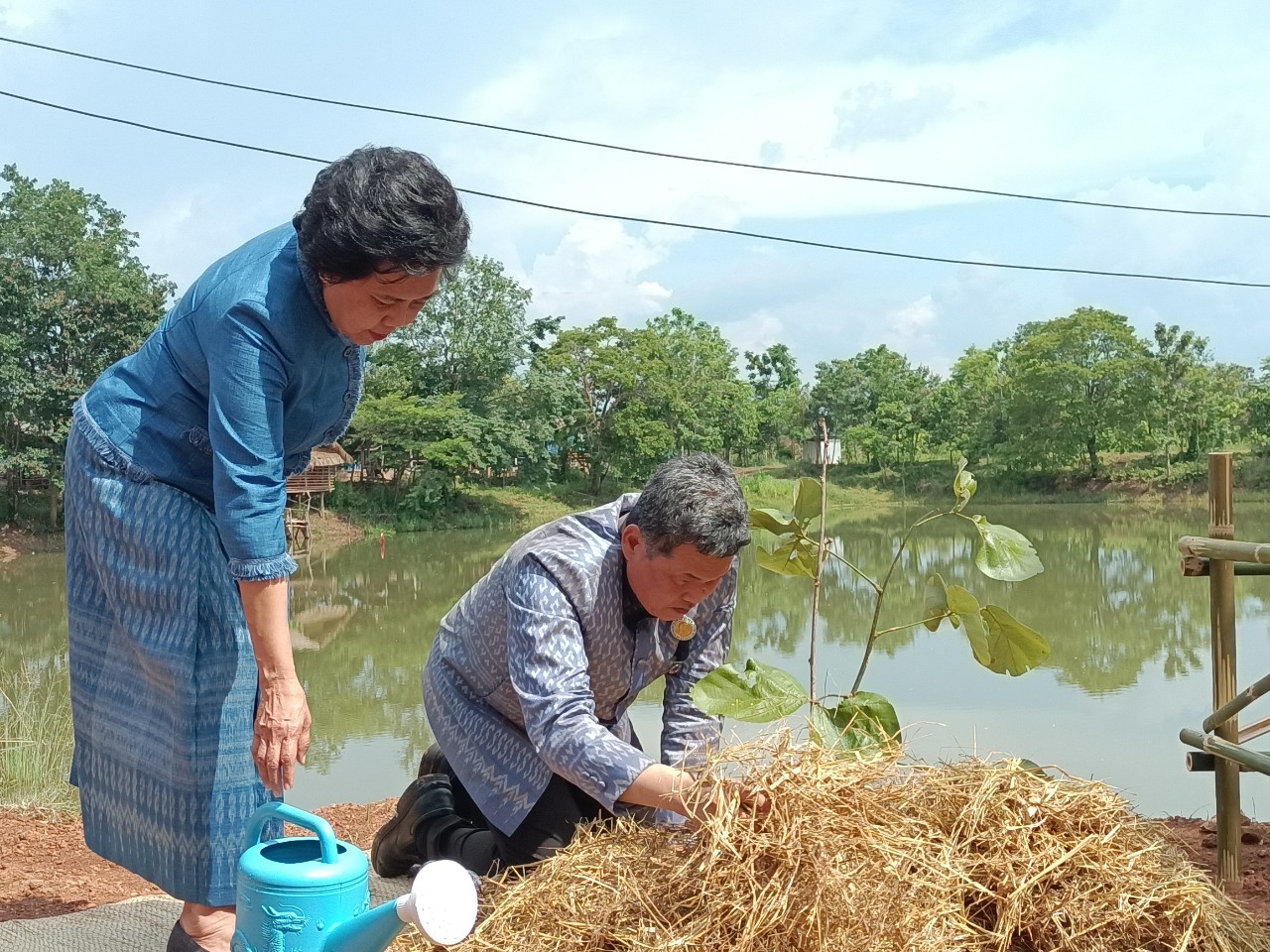 ปลัดกระทรวงมหาดไทย สืบสานพระราชปณิธาน “นาหว้าโมเดล” ในโอกาสครบรอบ 50 ปี โครงการศิลปาชีพ เฉลิมพระเกียรติสมเด็จพระนางเจ้าสิริกิติ์ พระบรมราชินีนาถ พระบรมราชชนนีพันปีหลวง ในโอกาสทรงเจริญพระชนมพรรษา ครบ 90 พรรษา และในโอกาสครบรอบ 50 ปี ของศูนย์ศิลปาชีพ