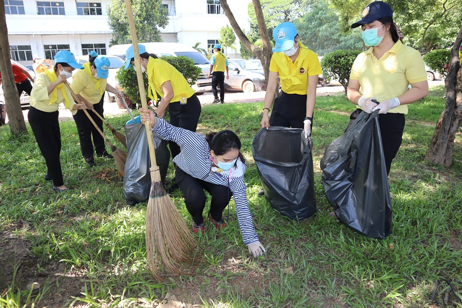 จิตอาสานครพนม รวมใจทำความสะอาด ปรับภูมิทัศน์ศาลากลางจังหวัดนครพนม เนื่องในวันเฉลิมพระชนมพรรษาพระบาทสมเด็จพระวชิรเกล้าเจ้าอยู่หัว ปี 2565