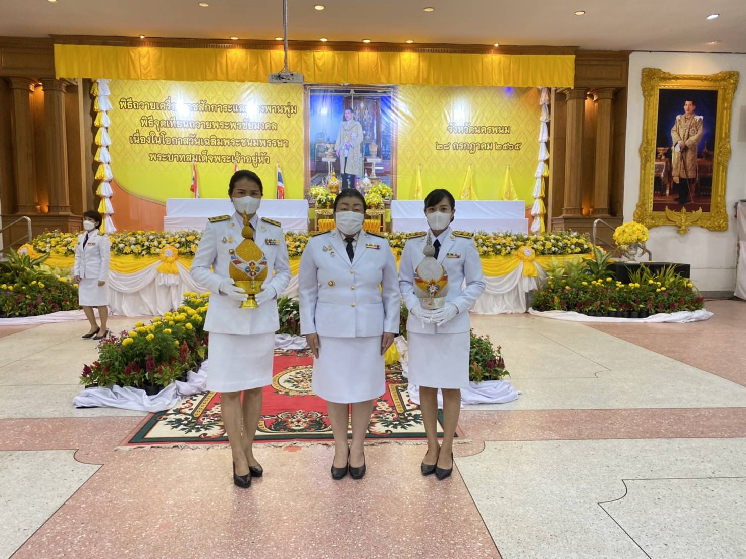 นครพนม ประกอบพิธีถวายเครื่องราชสักการะและวางพานพุ่ม และพิธีจุดเทียนถวายพระพรชัยมงคล เนื่องในโอกาสวันเฉลิมพระชนมพรรษา 28 กรกฎาคม 2565