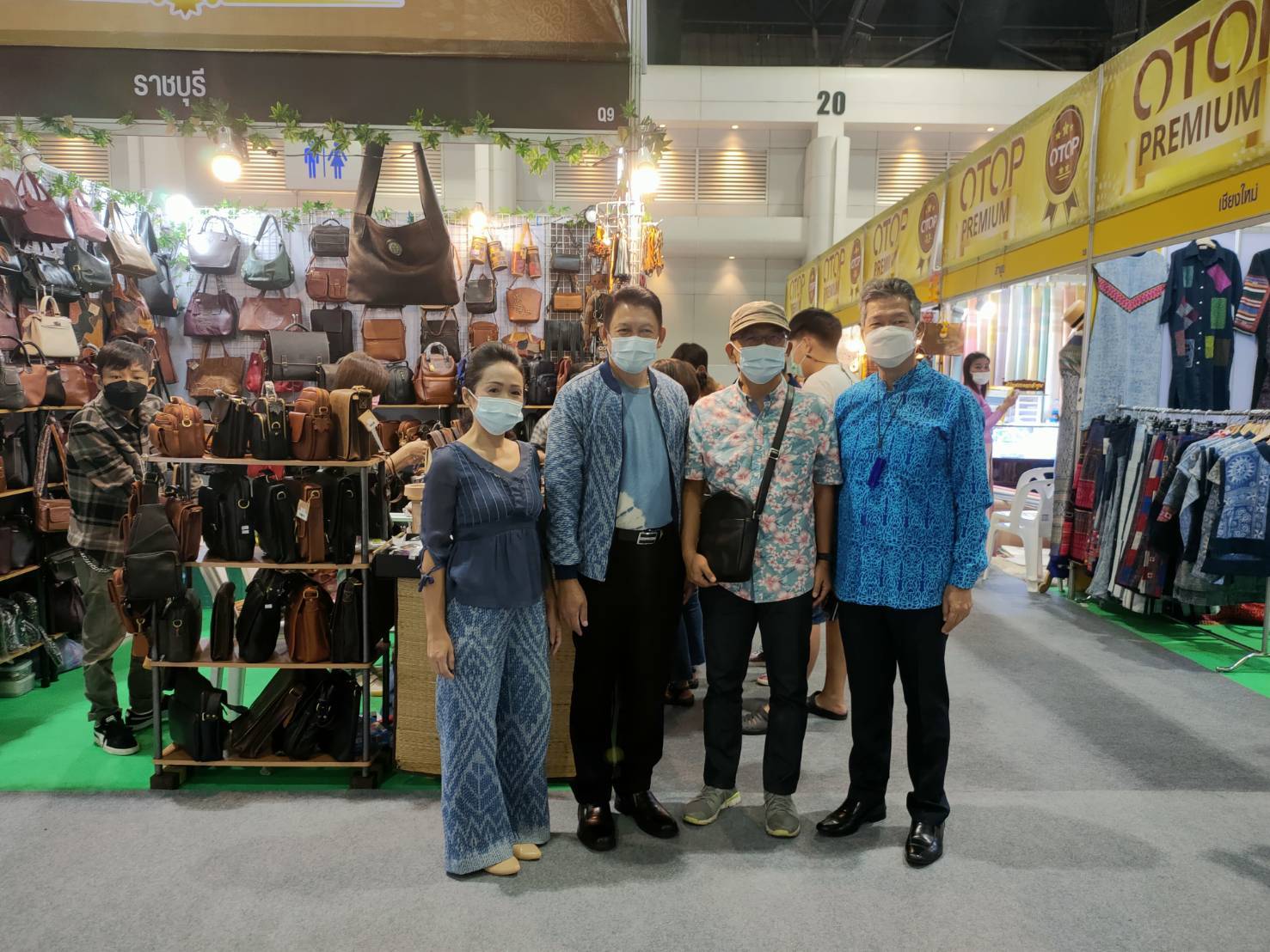 นครพนม ยกทัพผลิตภัณฑ์ OTOP 3 -5 ดาว ร่วมจำหน่ายในงาน OTOP ศิลปาชีพประทีปไทย ก้าวไกลด้วยพระบารมี “ผ้าทอไทย สายใยแห่งพระบารมี สร้างอาชีพ ปวงประชาอย่างยั่งยืน”