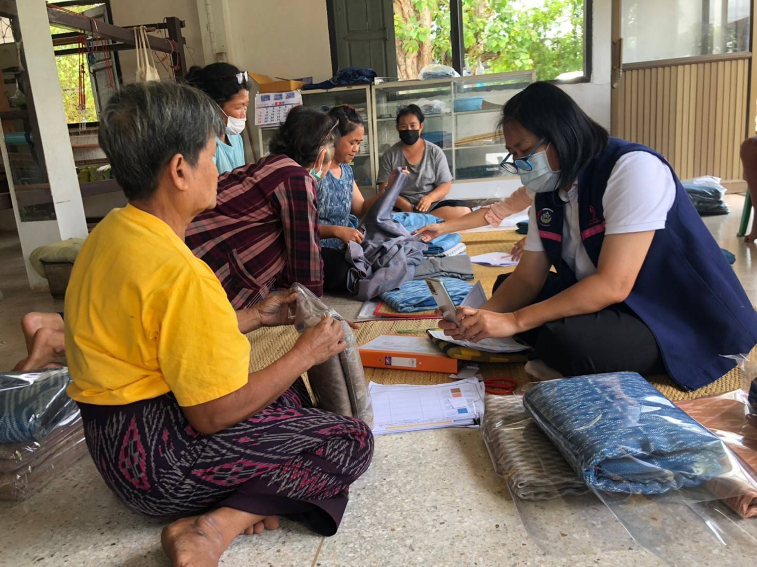 นครพนม ติดตามสนับสนุนการพัฒนาภูมิปัญญาผ้าไทยตามโครงการสืบสานพระราชปณิธาน “นาหว้าโมเดล” ในโอกาสครบรอบ 50 ปี โครงการศิลปาชีพ