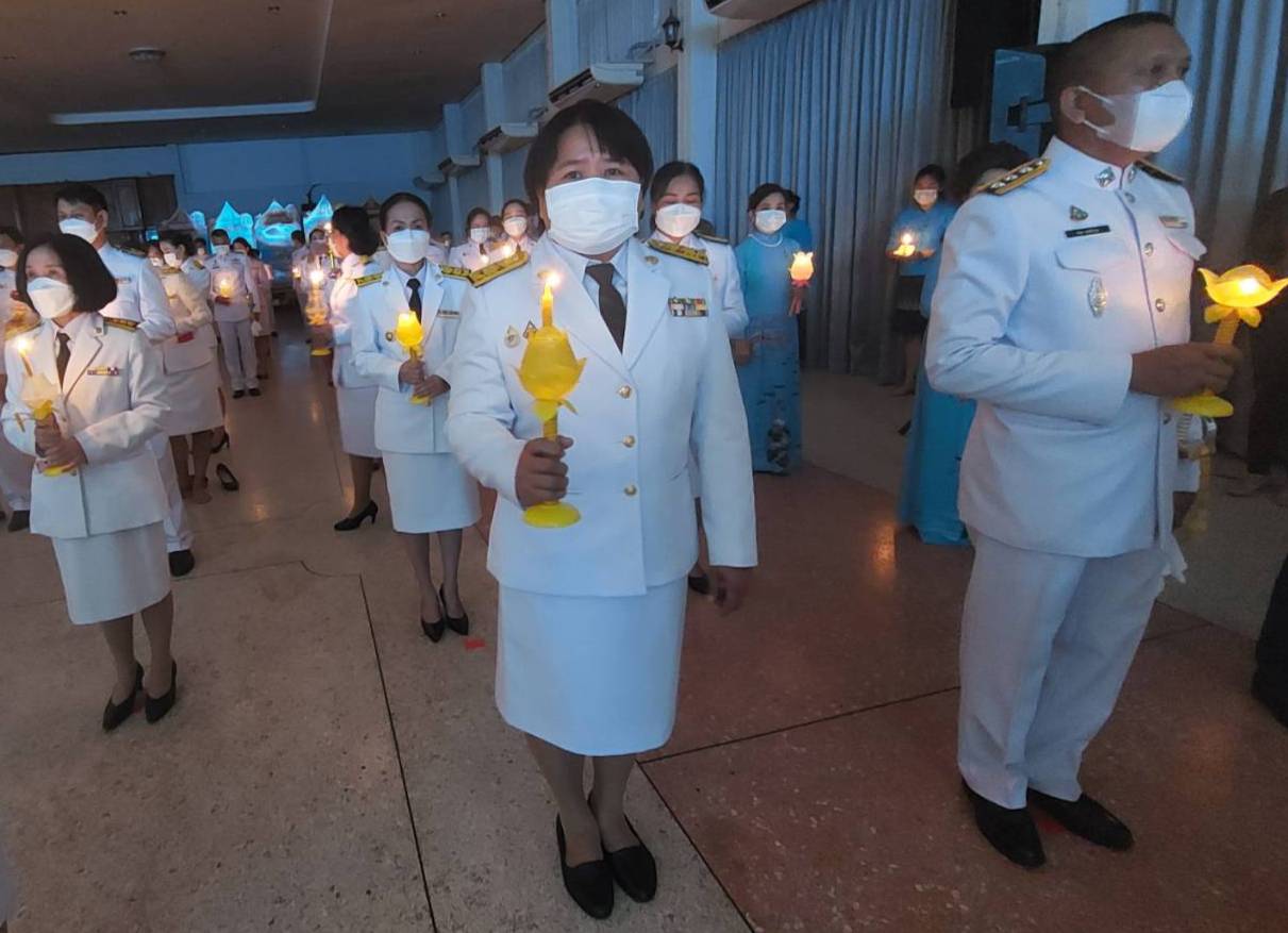 พสกนิกรจังหวัดนครพนม ประกอบพิธีจุดเทียนถวายพระพรชัยมงคลพระพันปีหลวง เนื่องในโอกาสวันเฉลิมพระชนมพรรษา 90 พรรษา