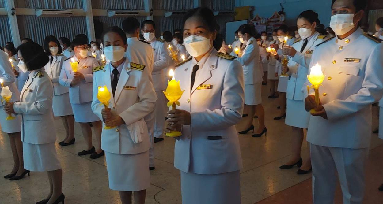 พสกนิกรจังหวัดนครพนม ประกอบพิธีจุดเทียนถวายพระพรชัยมงคลพระพันปีหลวง เนื่องในโอกาสวันเฉลิมพระชนมพรรษา 90 พรรษา