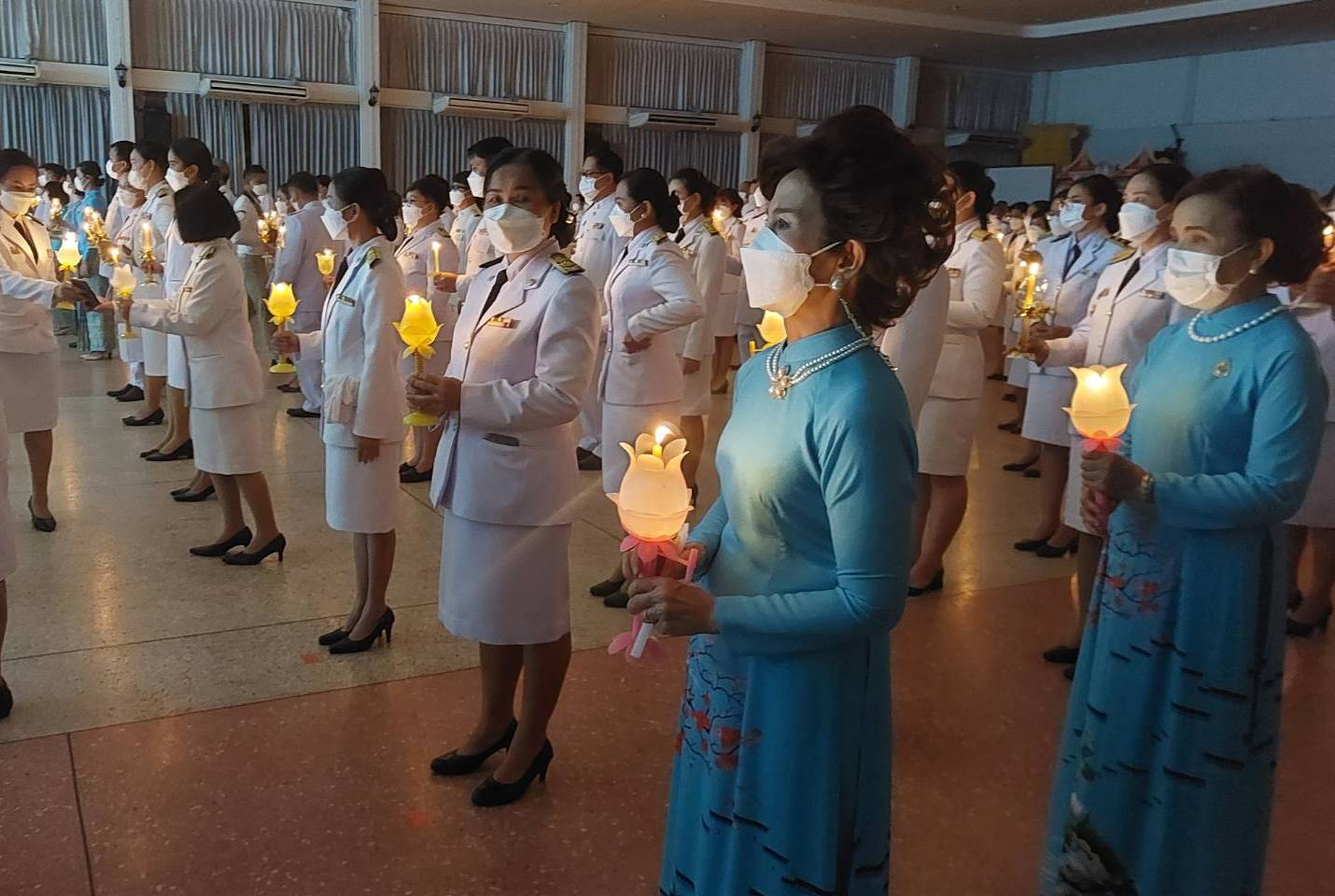 พสกนิกรจังหวัดนครพนม ประกอบพิธีจุดเทียนถวายพระพรชัยมงคลพระพันปีหลวง เนื่องในโอกาสวันเฉลิมพระชนมพรรษา 90 พรรษา