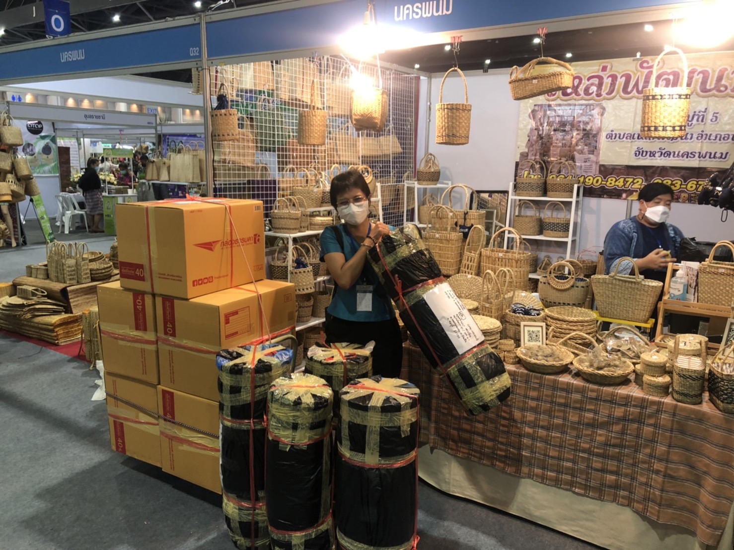 นครพนม ยกทัพผลิตภัณฑ์ OTOP 3 -5 ดาว ร่วมจำหน่ายในงาน OTOP ศิลปาชีพประทีปไทย ก้าวไกลด้วยพระบารมี “ผ้าทอไทย สายใยแห่งพระบารมี สร้างอาชีพ ปวงประชาอย่างยั่งยืน”
