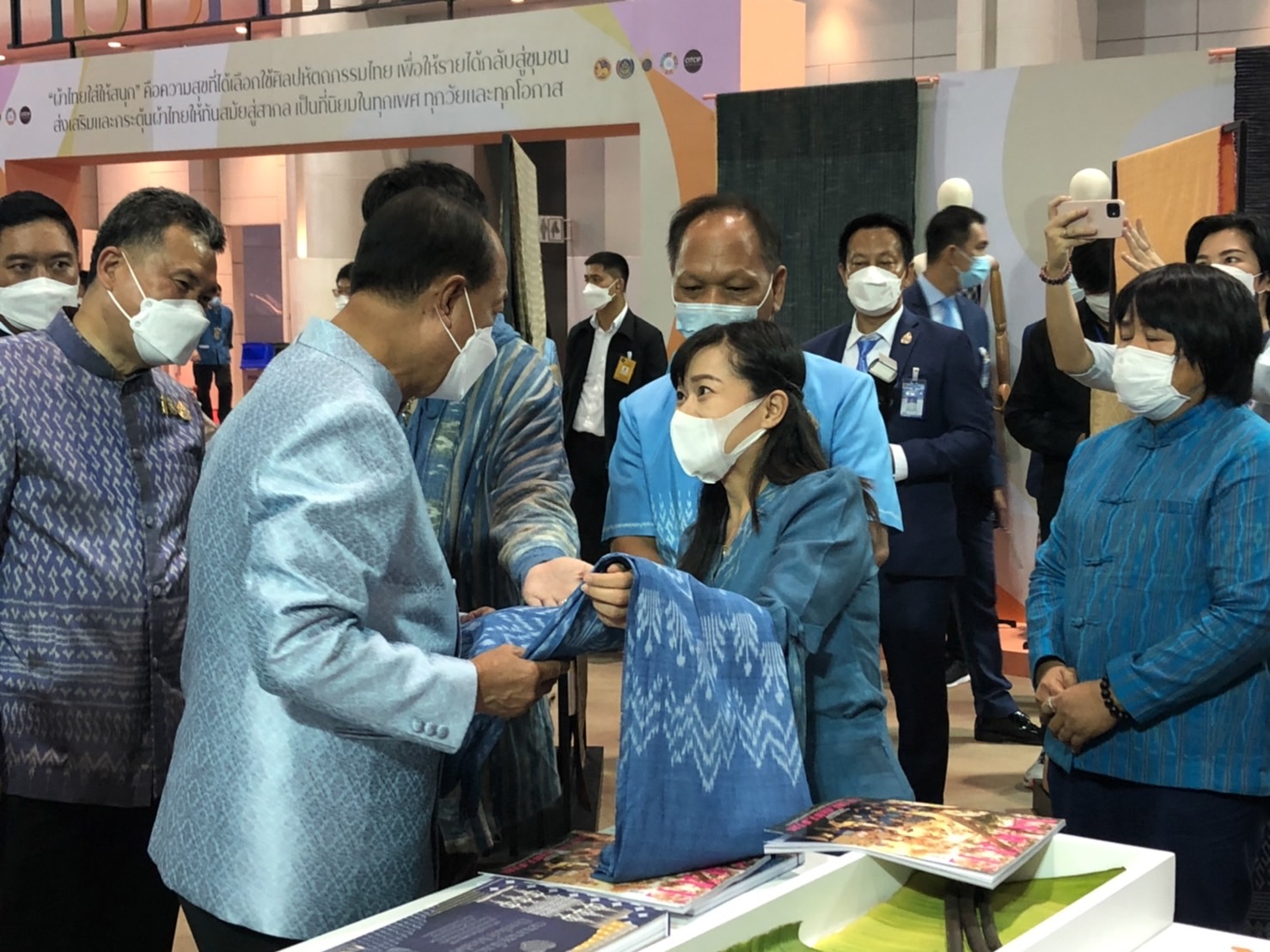 นครพนม ร่วมพิธีเปิดงาน OTOP ศิลปาชีพ ประทีปไทย OTOP ก้าวไกล ด้วยพระบารมี