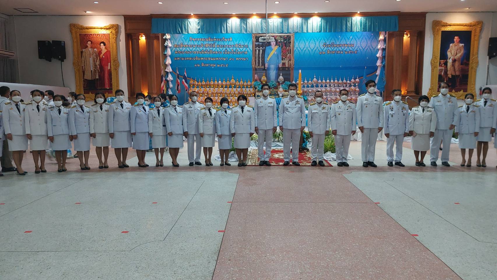 พสกนิกรจังหวัดนครพนม ประกอบพิธีจุดเทียนถวายพระพรชัยมงคลพระพันปีหลวง เนื่องในโอกาสวันเฉลิมพระชนมพรรษา 90 พรรษา