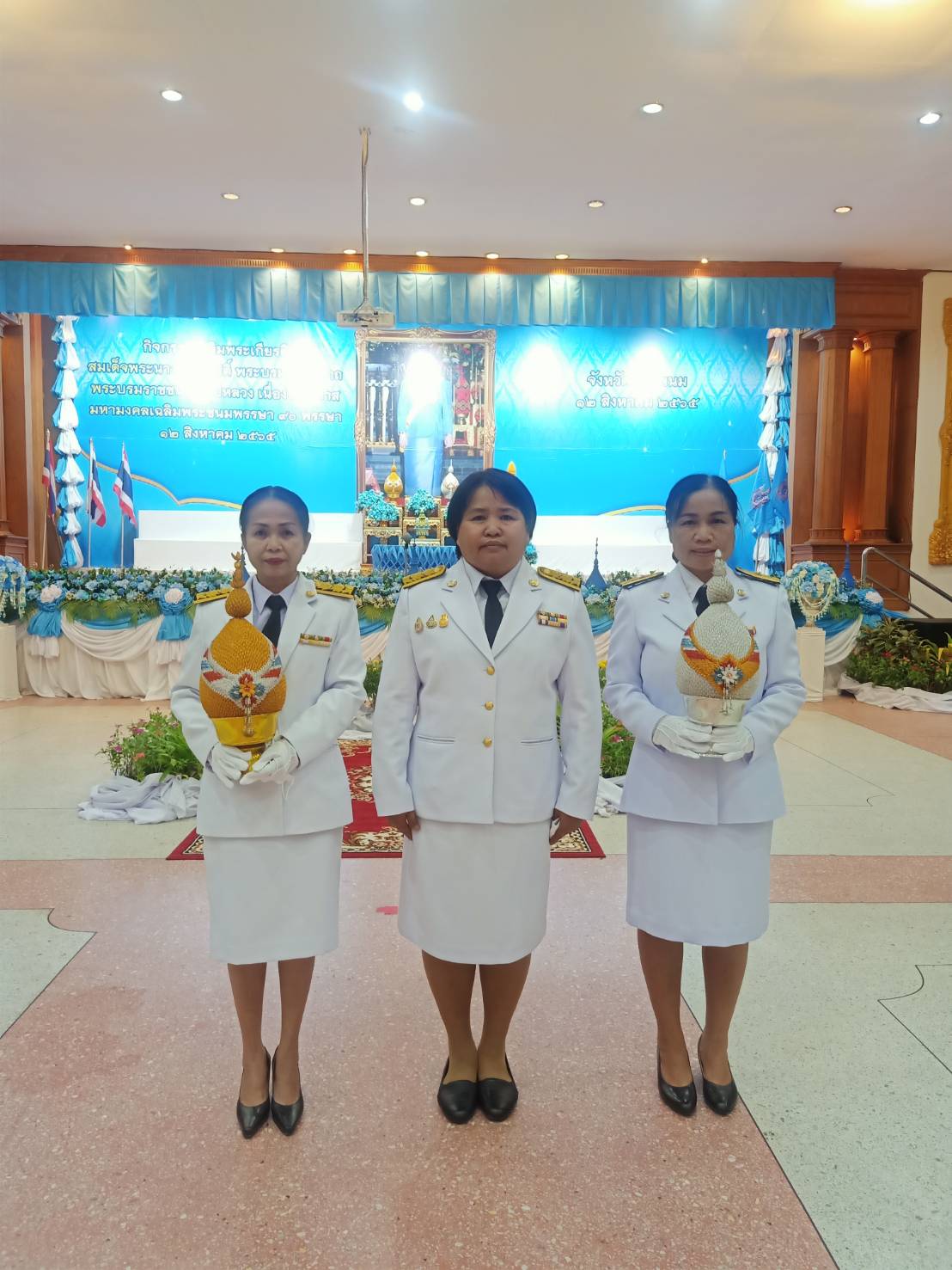 พสกนิกรจังหวัดนครพนม ประกอบพิธีจุดเทียนถวายพระพรชัยมงคลพระพันปีหลวง เนื่องในโอกาสวันเฉลิมพระชนมพรรษา 90 พรรษา