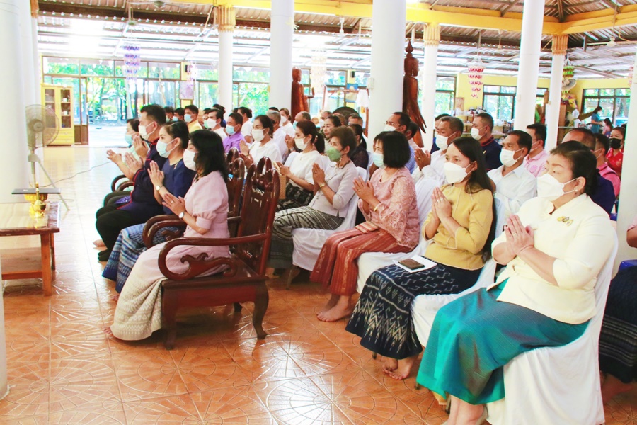 นครพนม ถวายเทียนพรรษา และตู้ยาสามัญ