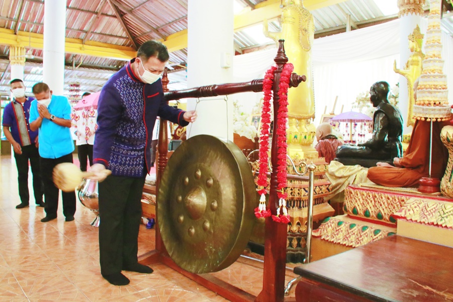 นครพนม ถวายเทียนพรรษา และตู้ยาสามัญ