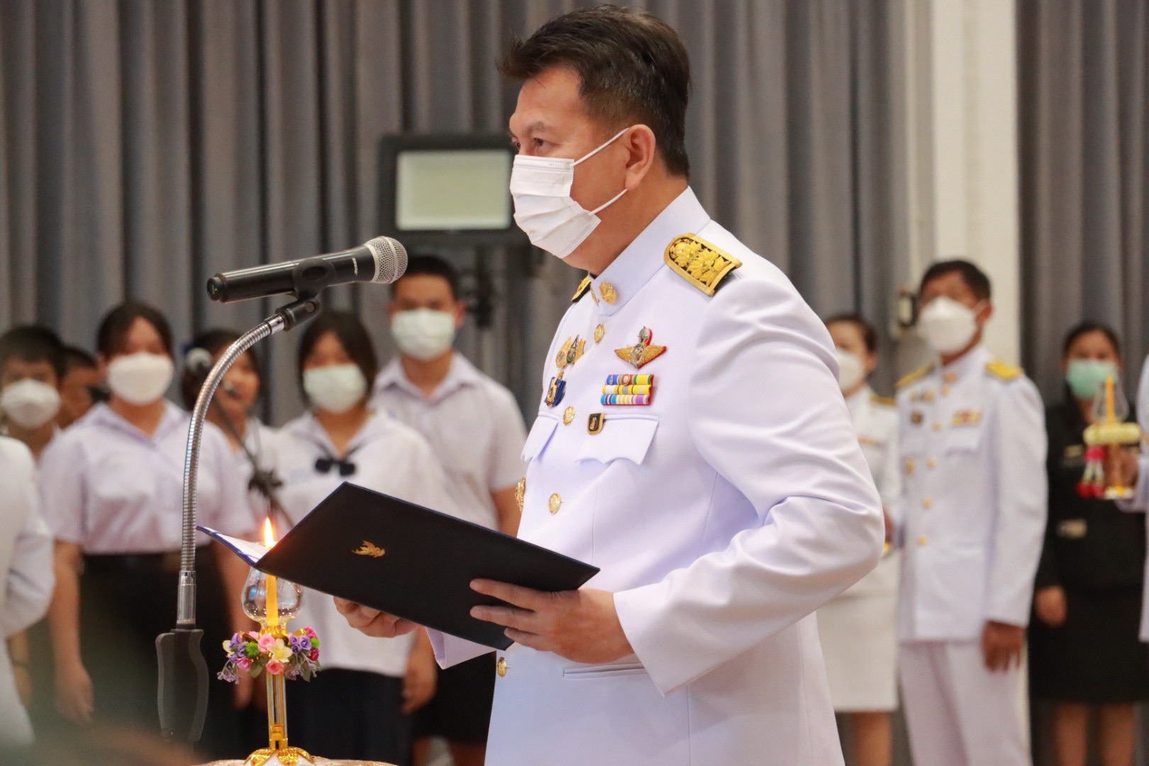พสกนิกรจังหวัดนครพนม ประกอบพิธีจุดเทียนถวายพระพรชัยมงคลพระพันปีหลวง เนื่องในโอกาสวันเฉลิมพระชนมพรรษา 90 พรรษา