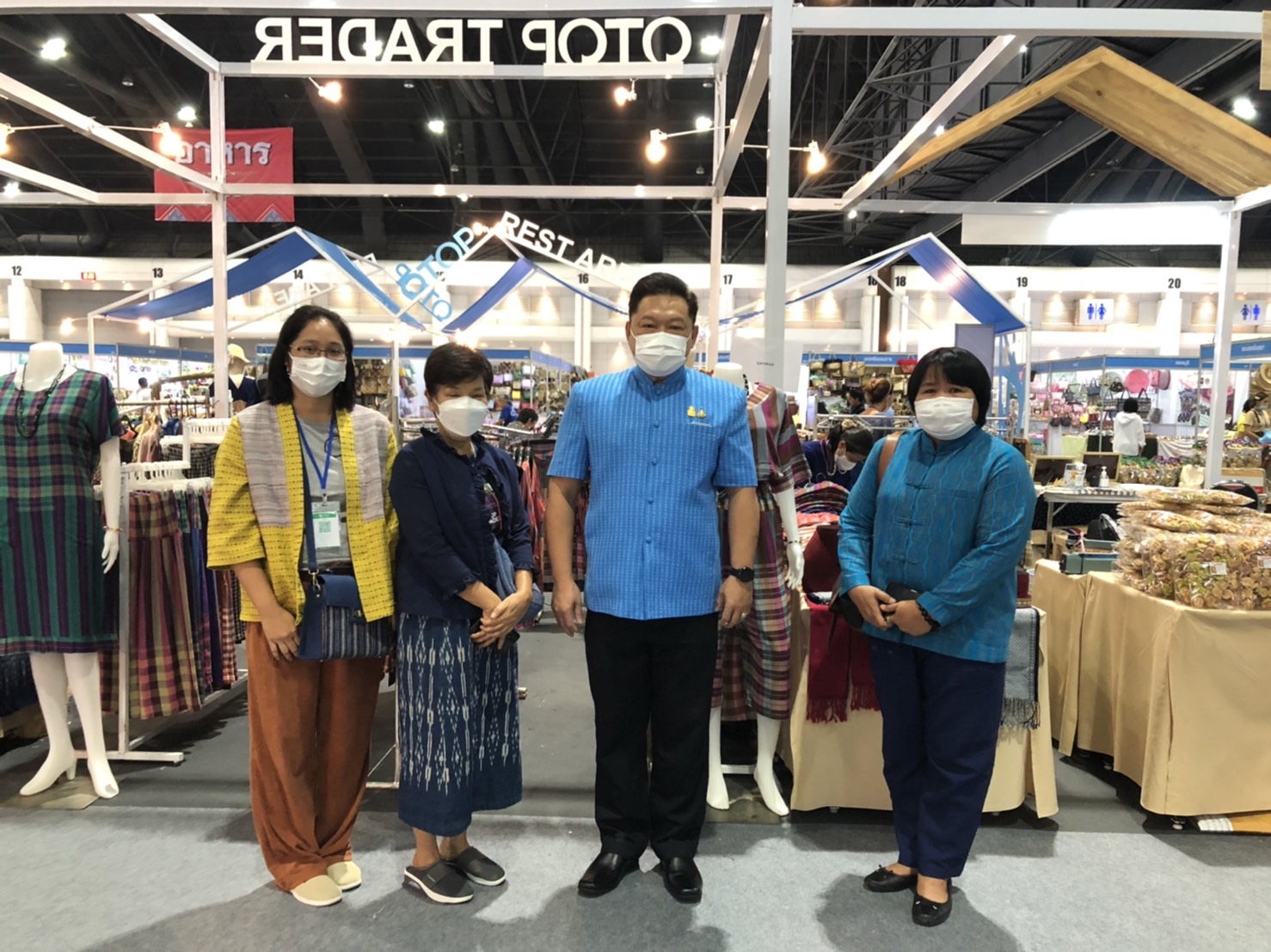 นครพนม ยกทัพผลิตภัณฑ์ OTOP 3 -5 ดาว ร่วมจำหน่ายในงาน OTOP ศิลปาชีพประทีปไทย ก้าวไกลด้วยพระบารมี “ผ้าทอไทย สายใยแห่งพระบารมี สร้างอาชีพ ปวงประชาอย่างยั่งยืน”