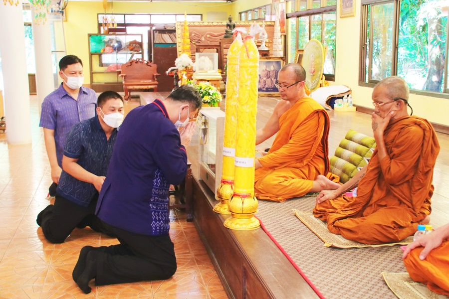 นครพนม ถวายเทียนพรรษา และตู้ยาสามัญ