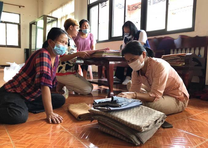 นครพนม ติดตามสนับสนุนการพัฒนาภูมิปัญญาผ้าไทยตามโครงการสืบสานพระราชปณิธาน “นาหว้าโมเดล” ในโอกาสครบรอบ 50 ปี โครงการศิลปาชีพ
