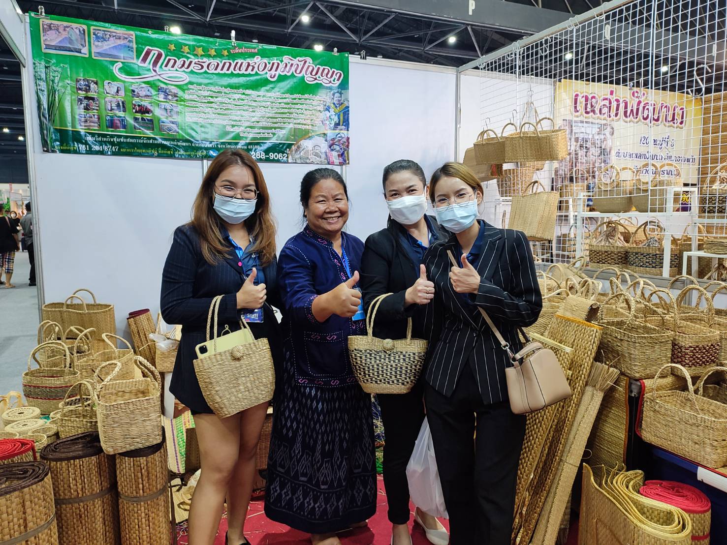นครพนม ยกทัพผลิตภัณฑ์ OTOP 3 -5 ดาว ร่วมจำหน่ายในงาน OTOP ศิลปาชีพประทีปไทย ก้าวไกลด้วยพระบารมี “ผ้าทอไทย สายใยแห่งพระบารมี สร้างอาชีพ ปวงประชาอย่างยั่งยืน”