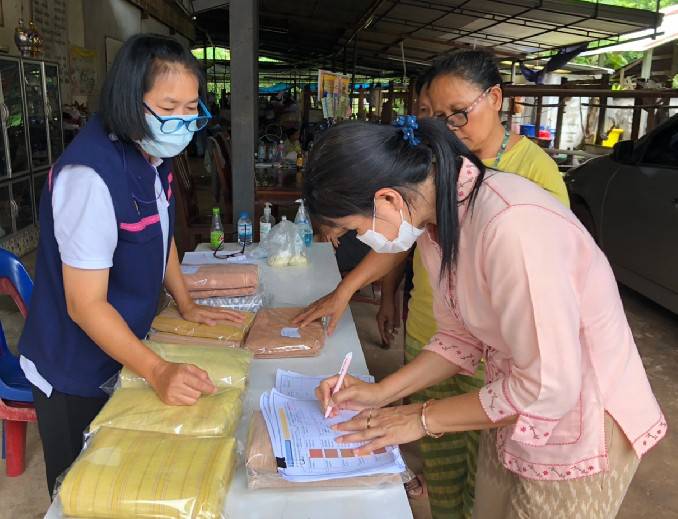 นครพนม ติดตามสนับสนุนการพัฒนาภูมิปัญญาผ้าไทยตามโครงการสืบสานพระราชปณิธาน “นาหว้าโมเดล” ในโอกาสครบรอบ 50 ปี โครงการศิลปาชีพ