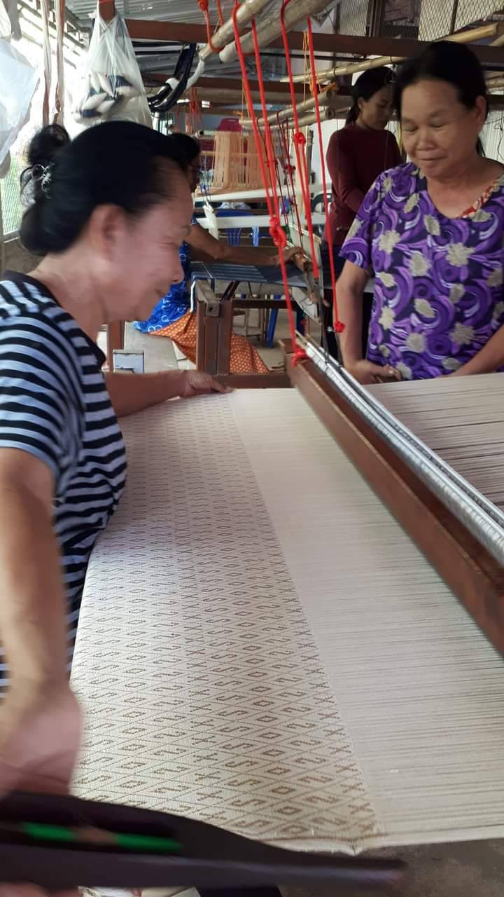 นครพนม เร่งสมัครประกวดผ้าลายพระราชทาน “ผ้าขิดลายนารีรัตนราชกัญญา” และงานหัตถกรรมที่นำลายพระราชทานไปต่อยอด