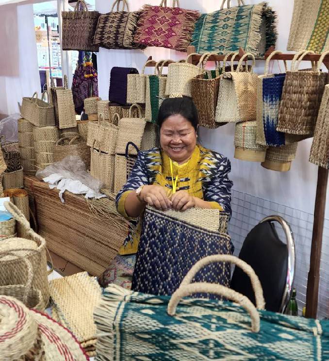 นครพนม เร่งสมัครประกวดผ้าลายพระราชทาน “ผ้าขิดลายนารีรัตนราชกัญญา” และงานหัตถกรรมที่นำลายพระราชทานไปต่อยอด