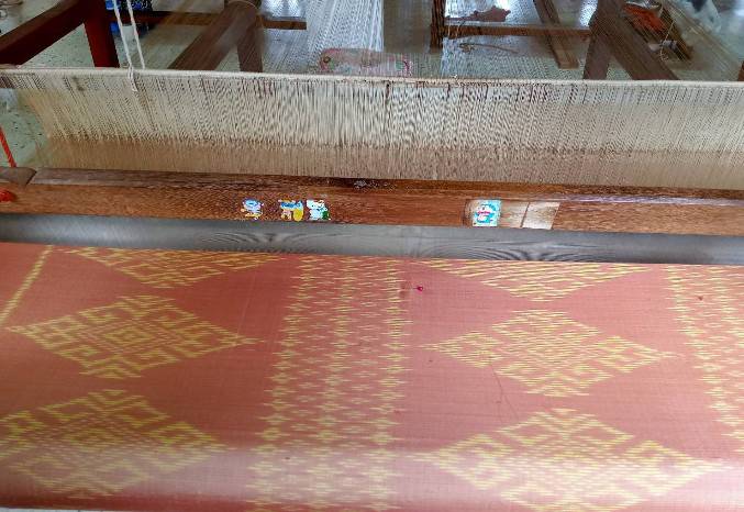 นครพนม ติดตามสนับสนุนการพัฒนาภูมิปัญญาผ้าไทยตามโครงการสืบสานพระราชปณิธาน “นาหว้าโมเดล” ในโอกาสครบรอบ 50 ปี โครงการศิลปาชีพ