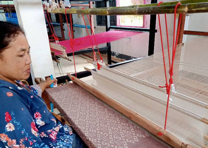 นครพนม ติดตามสนับสนุนการพัฒนาภูมิปัญญาผ้าไทยตามโครงการสืบสานพระราชปณิธาน “นาหว้าโมเดล” ในโอกาสครบรอบ 50 ปี โครงการศิลปาชีพ
