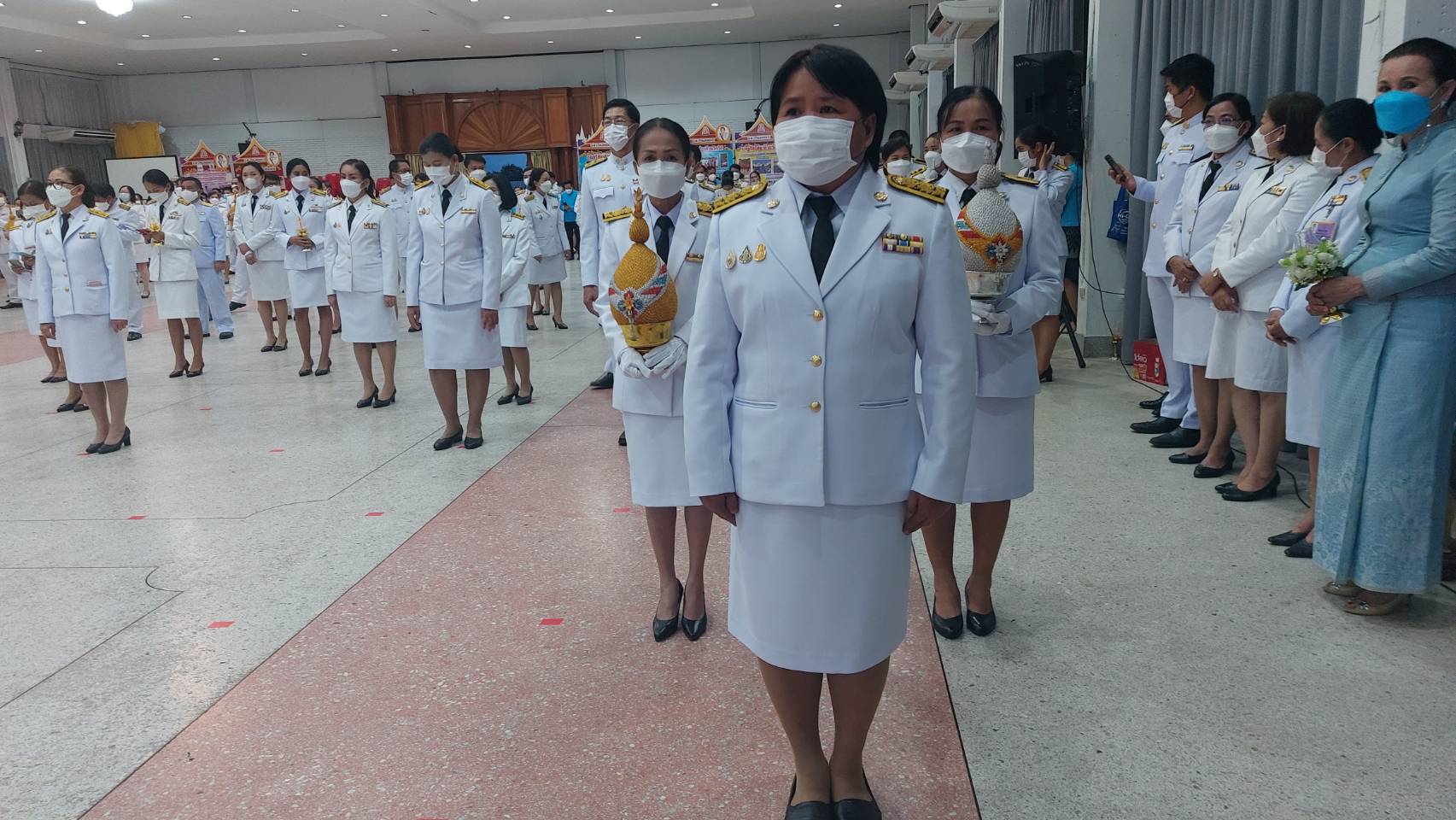 พสกนิกรจังหวัดนครพนม ประกอบพิธีจุดเทียนถวายพระพรชัยมงคลพระพันปีหลวง เนื่องในโอกาสวันเฉลิมพระชนมพรรษา 90 พรรษา