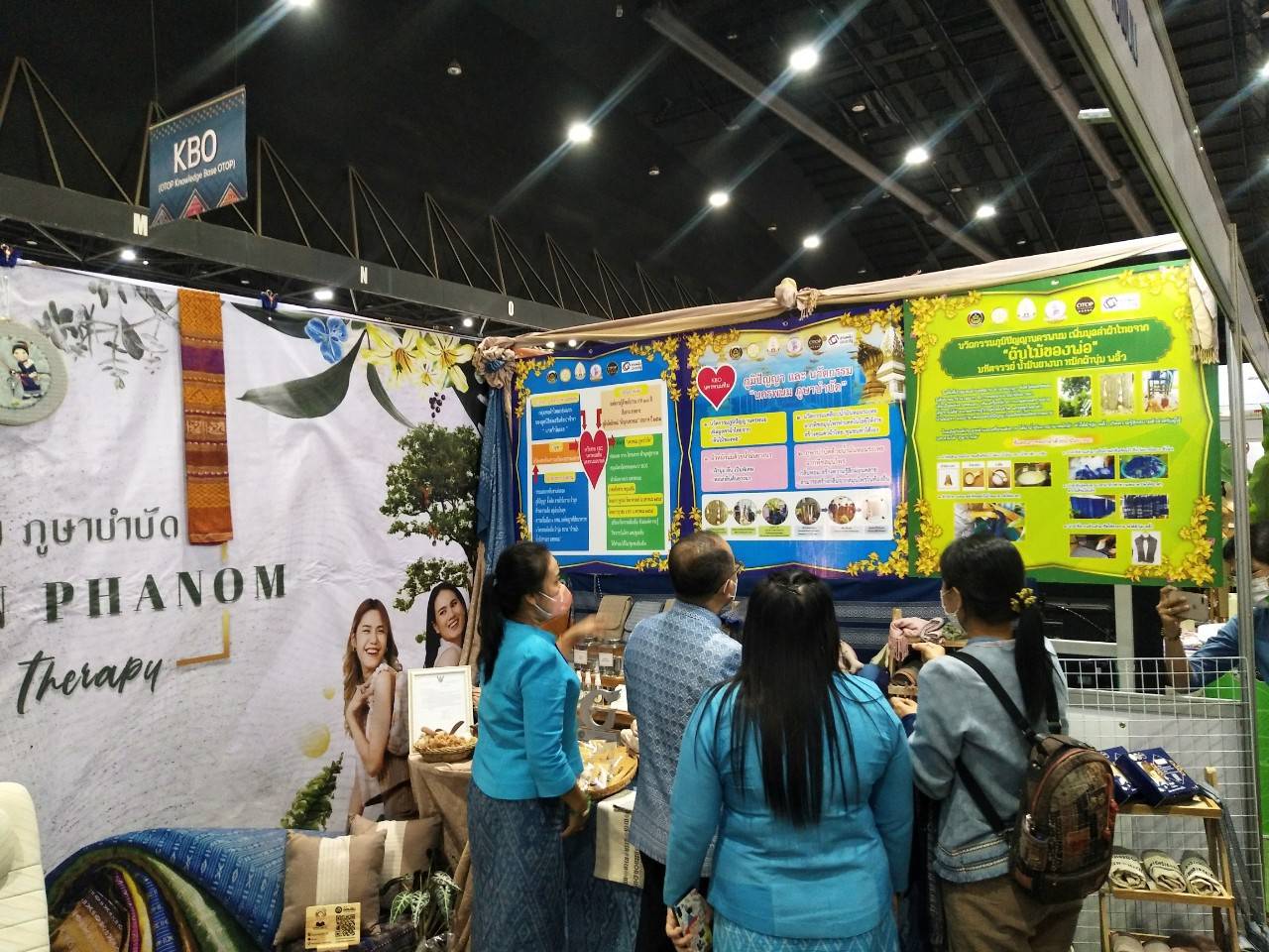 อธิบดีกรมการพัฒนาชุมชน เยี่ยมชมการจัดแสดงและจำหน่ายผลิตภัณฑ์ OTOP ในงาน OTOP ศิลปาชีพประทีปไทย ก้าวไกลด้วยพระบารมี “ผ้าทอไทย สายใยแห่งพระบารมี สร้างอาชีพ ปวงประชาอย่างยั่งยืน”