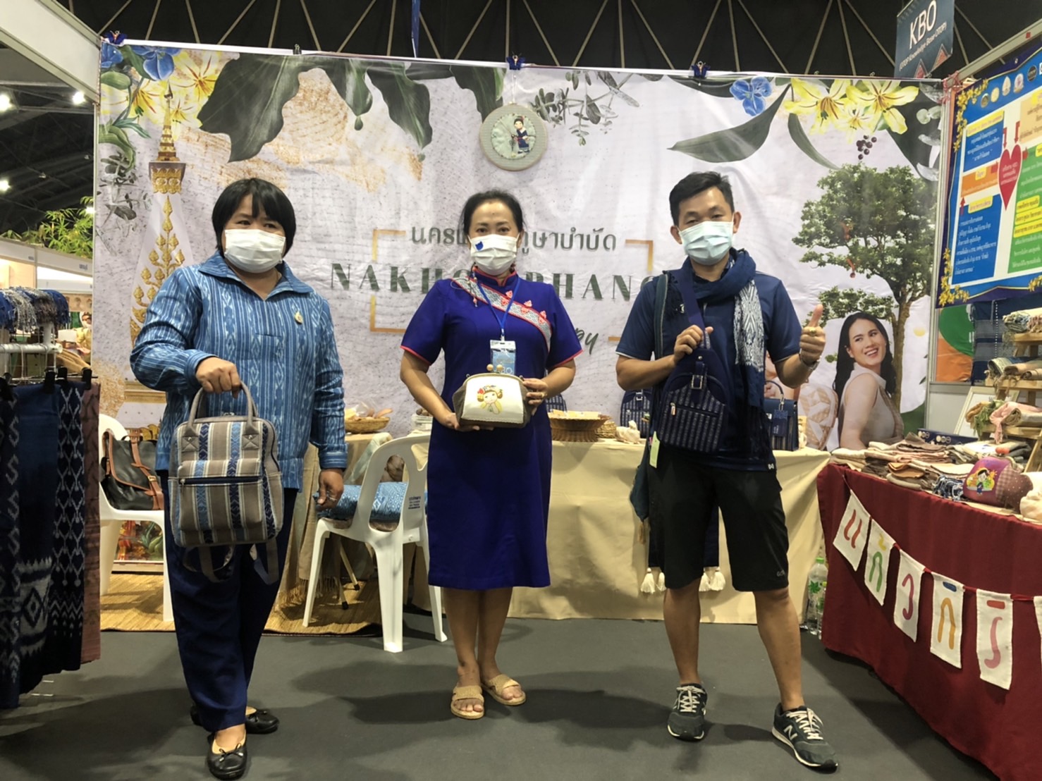 นครพนม ยกทัพผลิตภัณฑ์ OTOP 3 -5 ดาว ร่วมจำหน่ายในงาน OTOP ศิลปาชีพประทีปไทย ก้าวไกลด้วยพระบารมี “ผ้าทอไทย สายใยแห่งพระบารมี สร้างอาชีพ ปวงประชาอย่างยั่งยืน”
