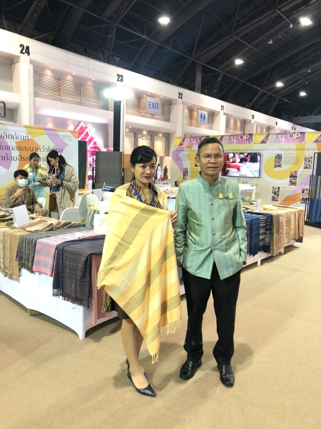นครพนม ยกทัพผลิตภัณฑ์ OTOP 3 -5 ดาว ร่วมจำหน่ายในงาน OTOP ศิลปาชีพประทีปไทย ก้าวไกลด้วยพระบารมี “ผ้าทอไทย สายใยแห่งพระบารมี สร้างอาชีพ ปวงประชาอย่างยั่งยืน”