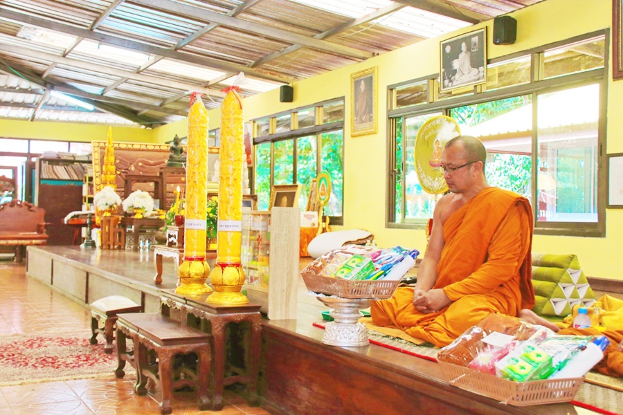 นครพนม ถวายเทียนพรรษา และตู้ยาสามัญ